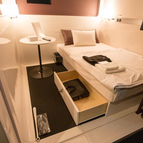First Class Cabin - Female Only photo 2