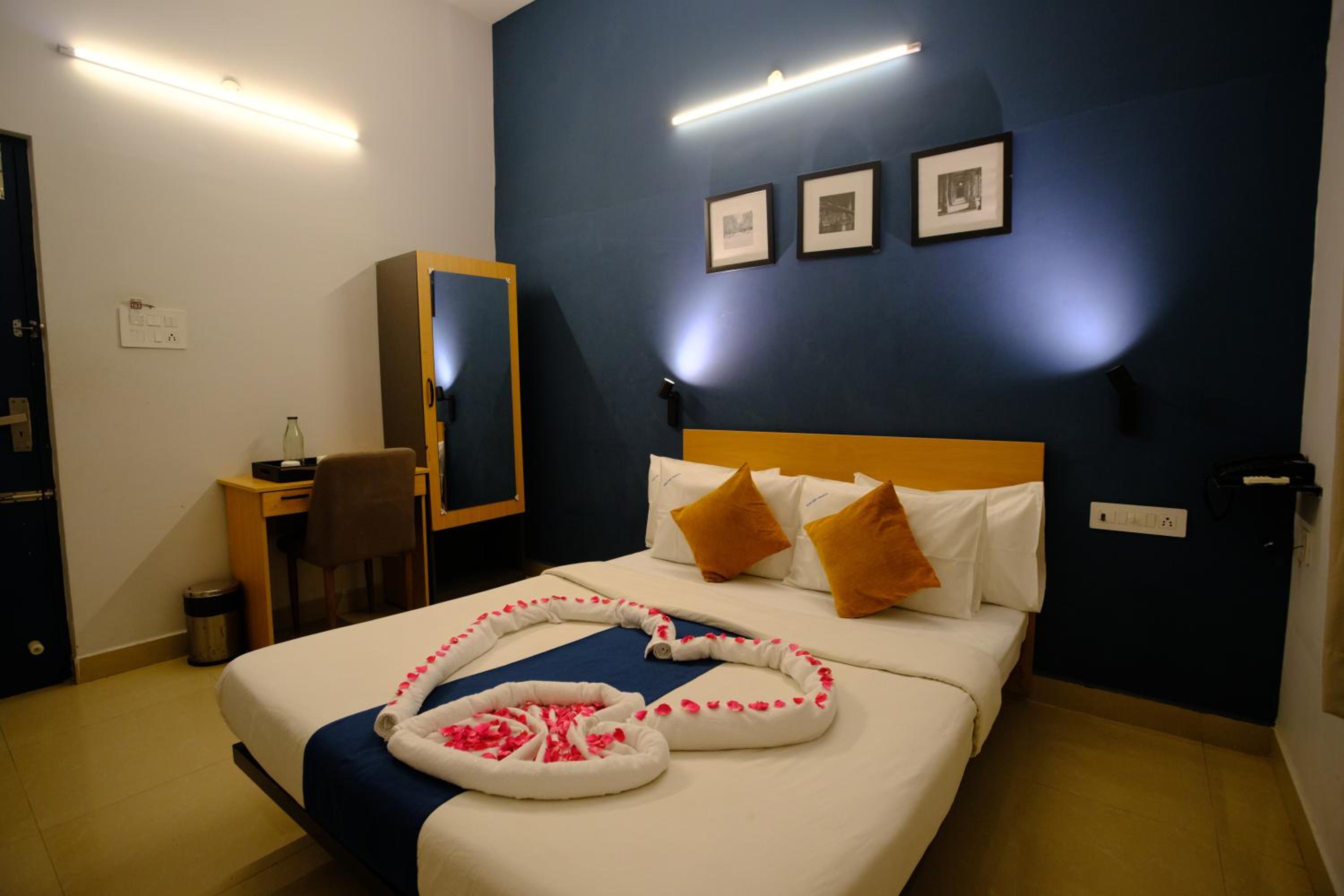 Standard Double Room with Fan - Photo 7