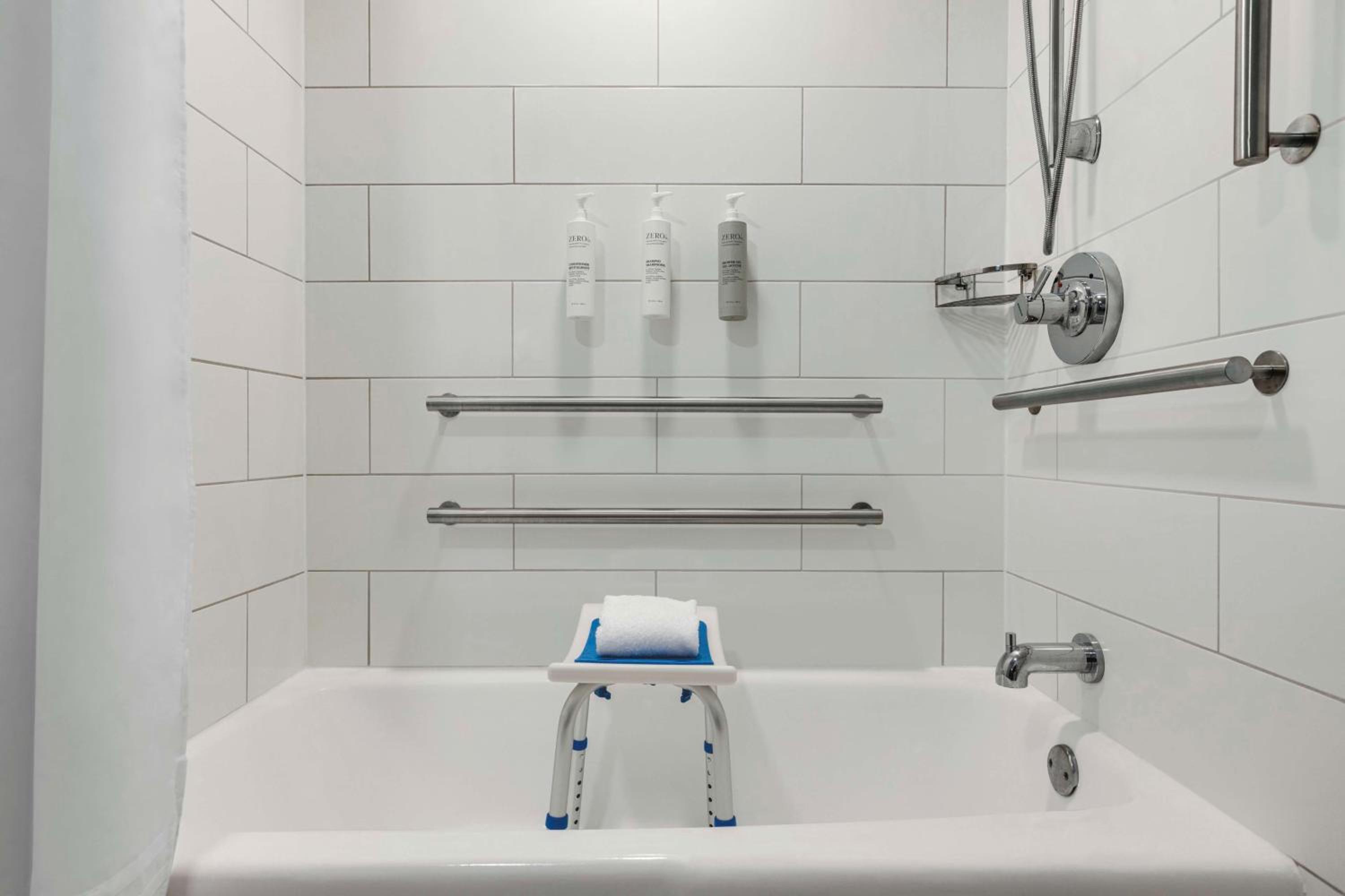 Double Room with Two Double Extra Large Beds - Accessible Bathtub - Photo 12