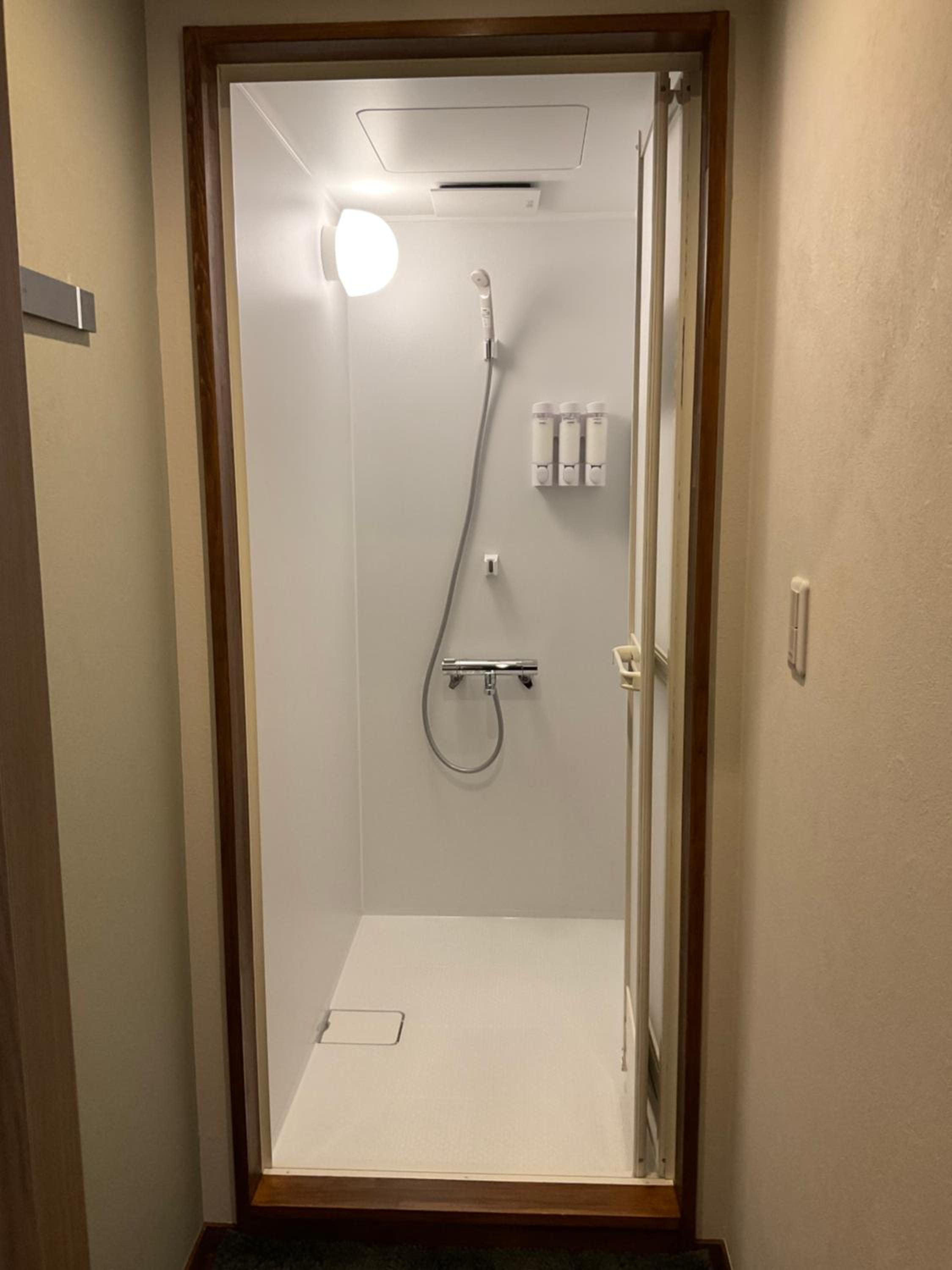 Standard Twin Room with Shared Bathroom photo 2