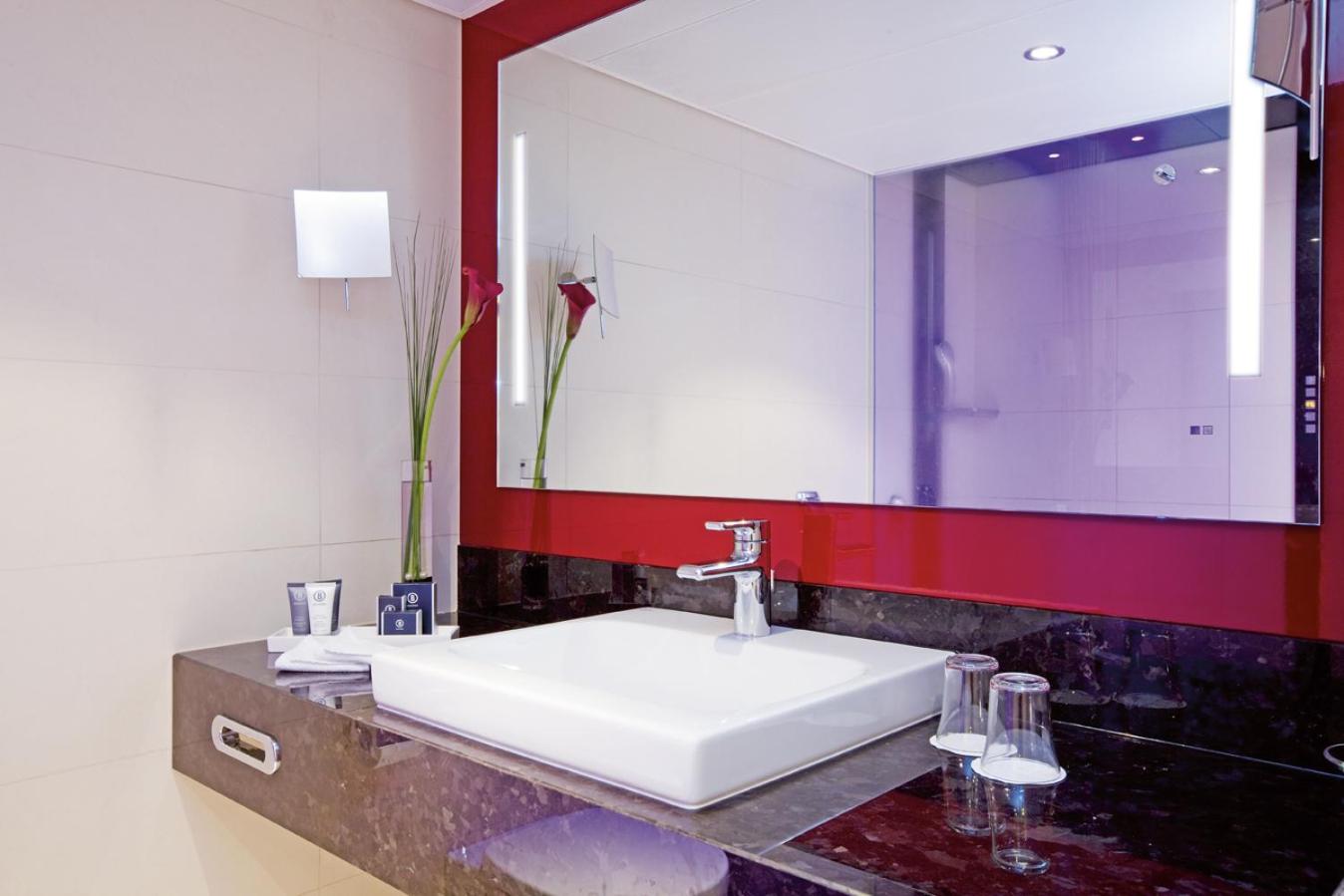 Family Room with One Double Bed and One Single Bed photo 2