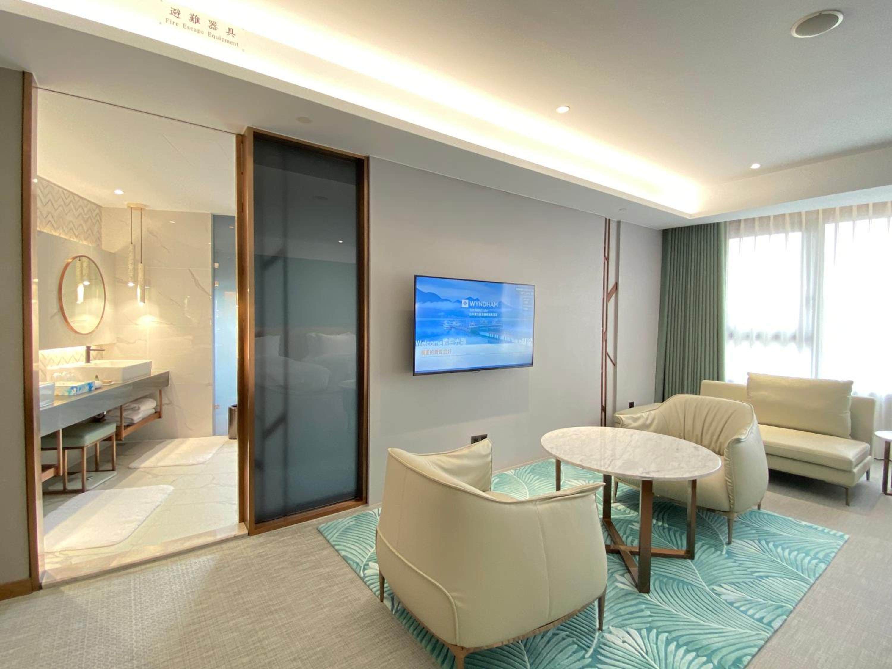 Deluxe Family Room with Grand View - Photo 3