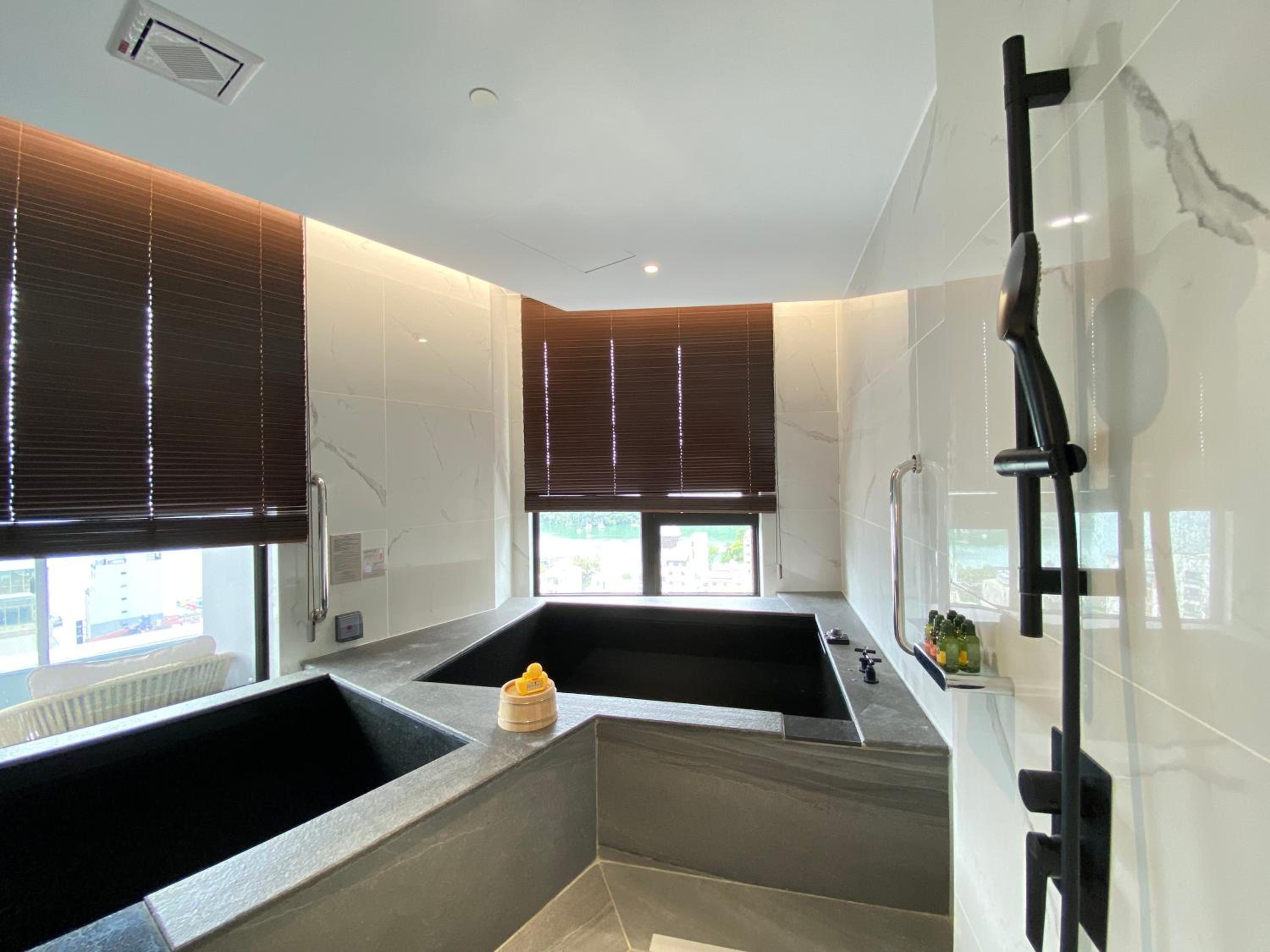 Deluxe Family Room with Grand View - Photo 4