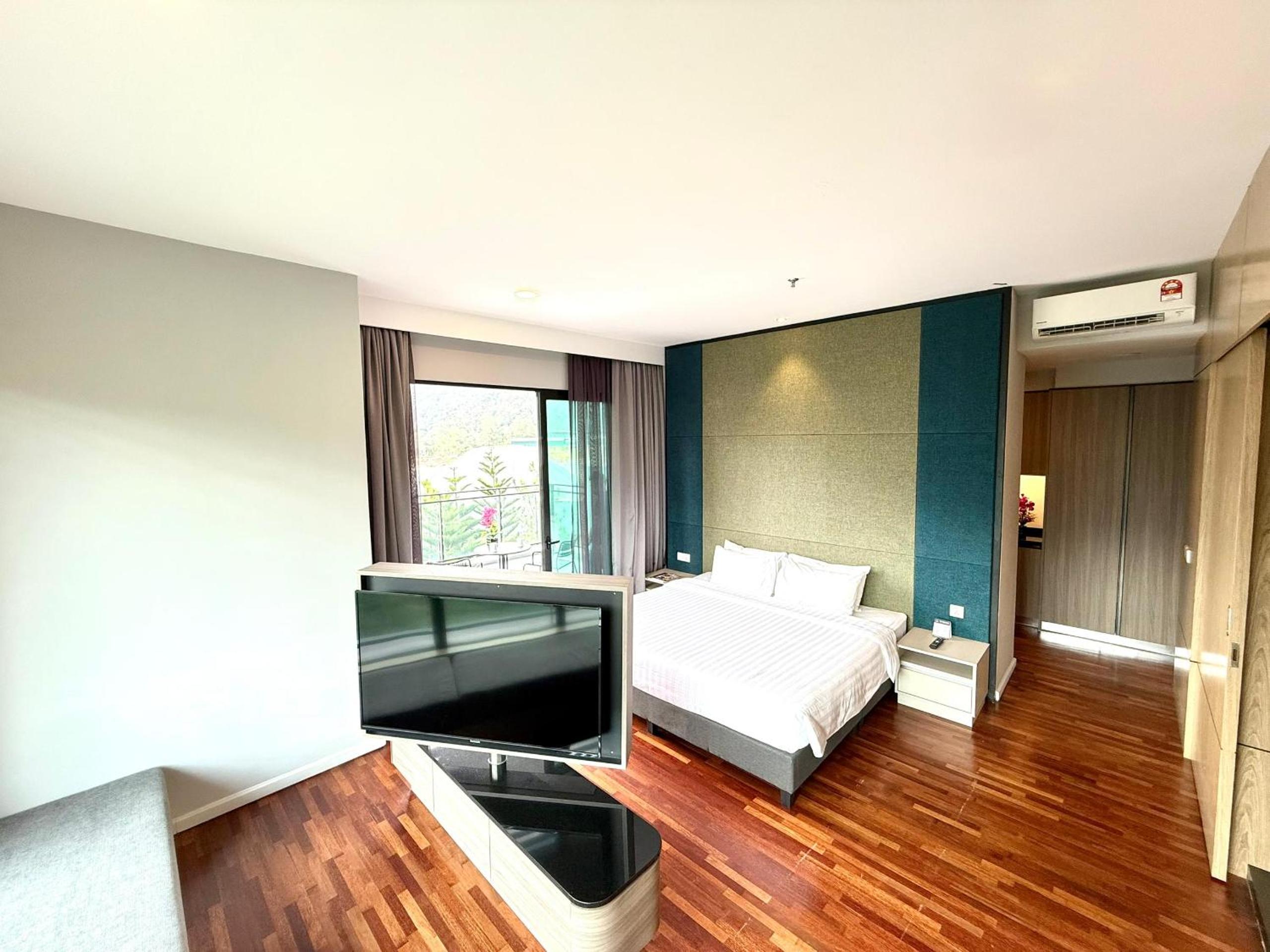 Executive Suite - Photo 5