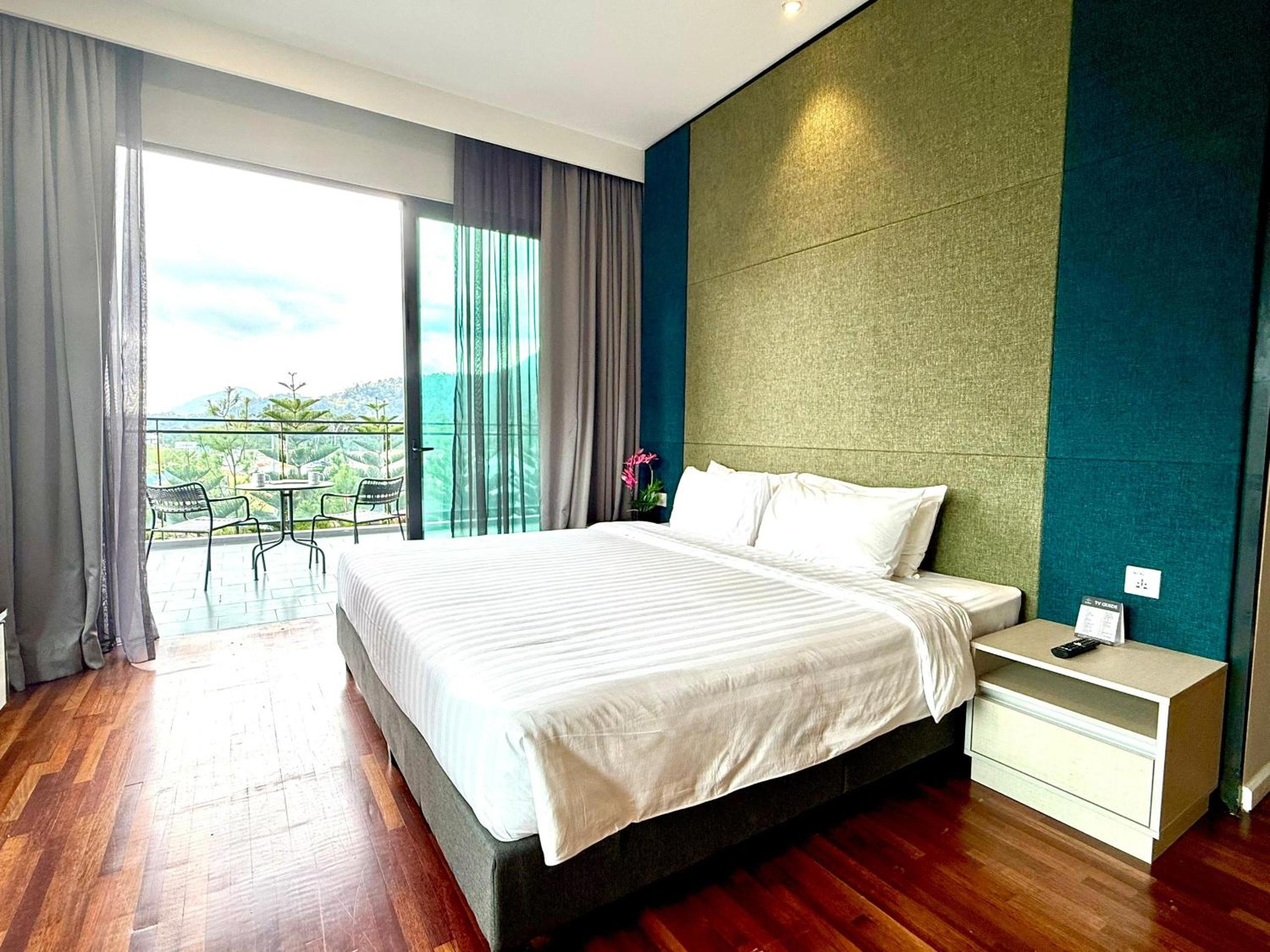 Executive Suite - Photo 2