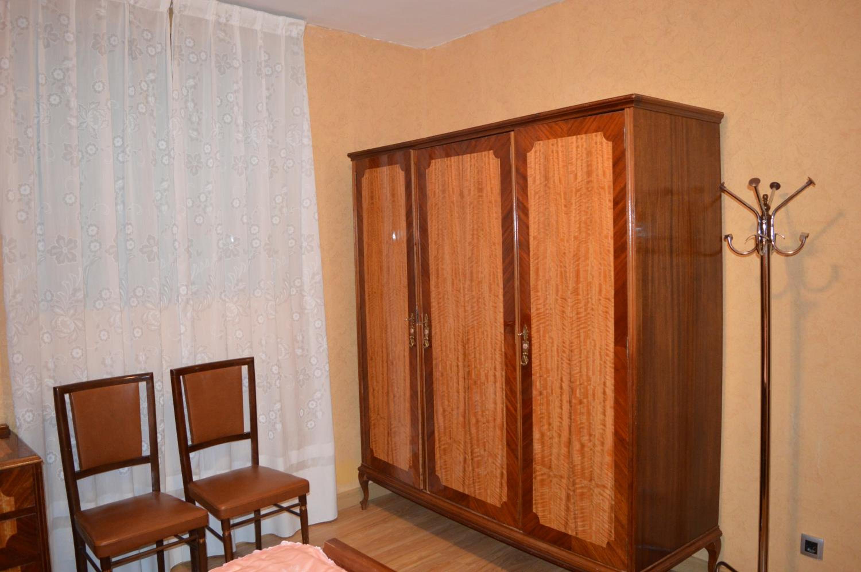 Six-Bedroom House photo 2