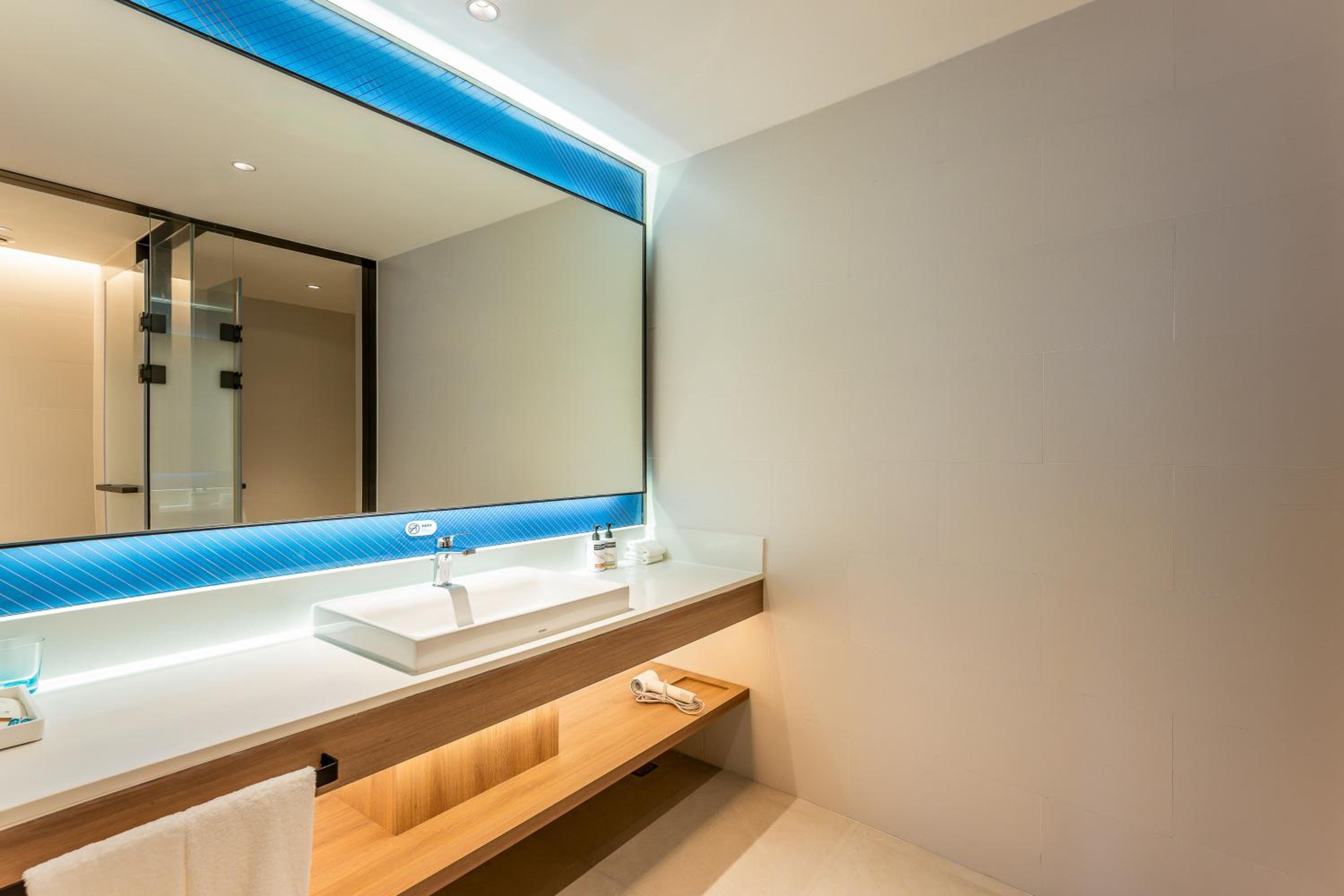 One-Bedroom Suite thumbnail 5