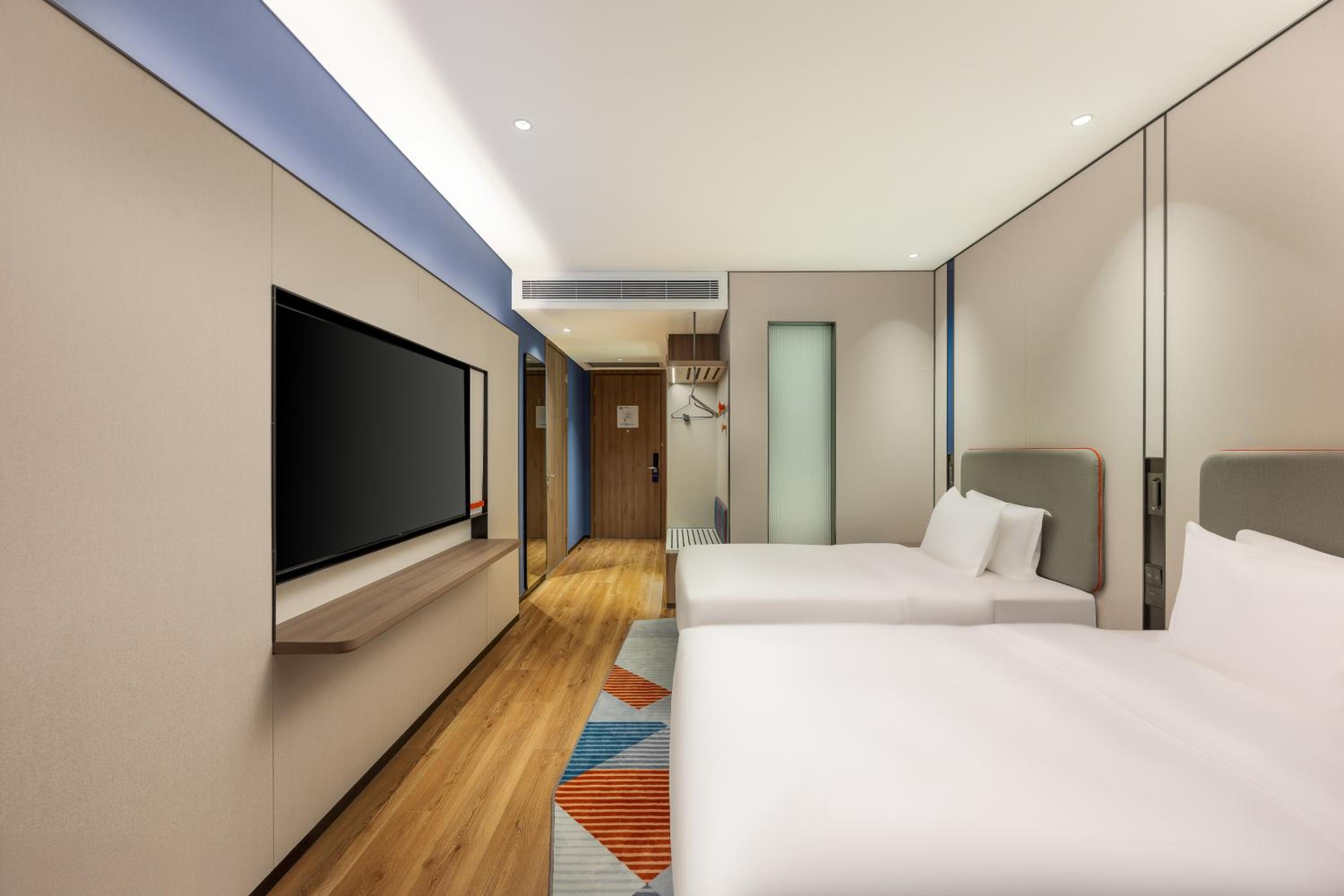 Standard Double Room with Two Double Beds and City View thumbnail 5