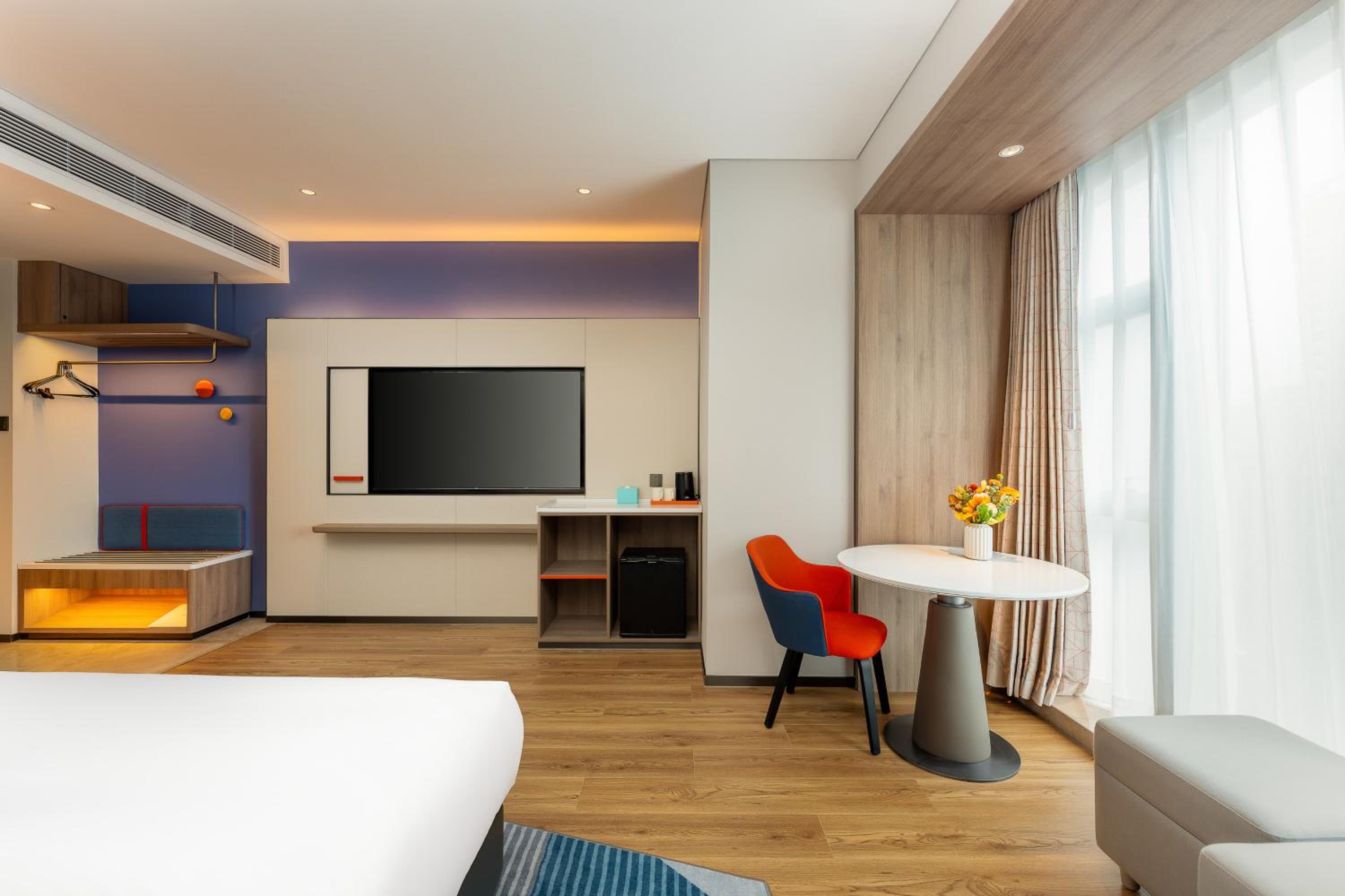 Standard King Room with Extra Floor Space thumbnail 5