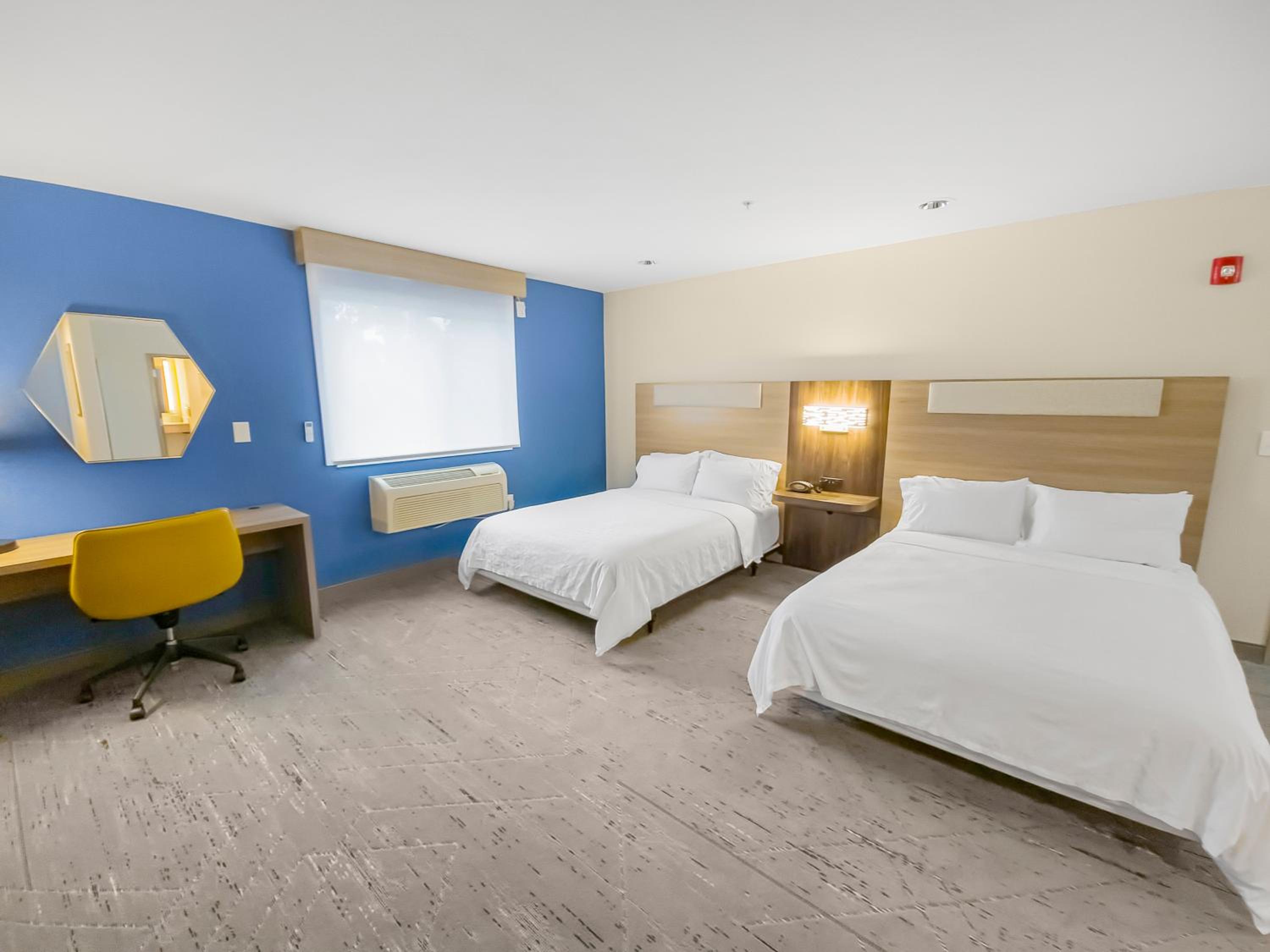 Standard Room with Two Queen Beds - Photo 2