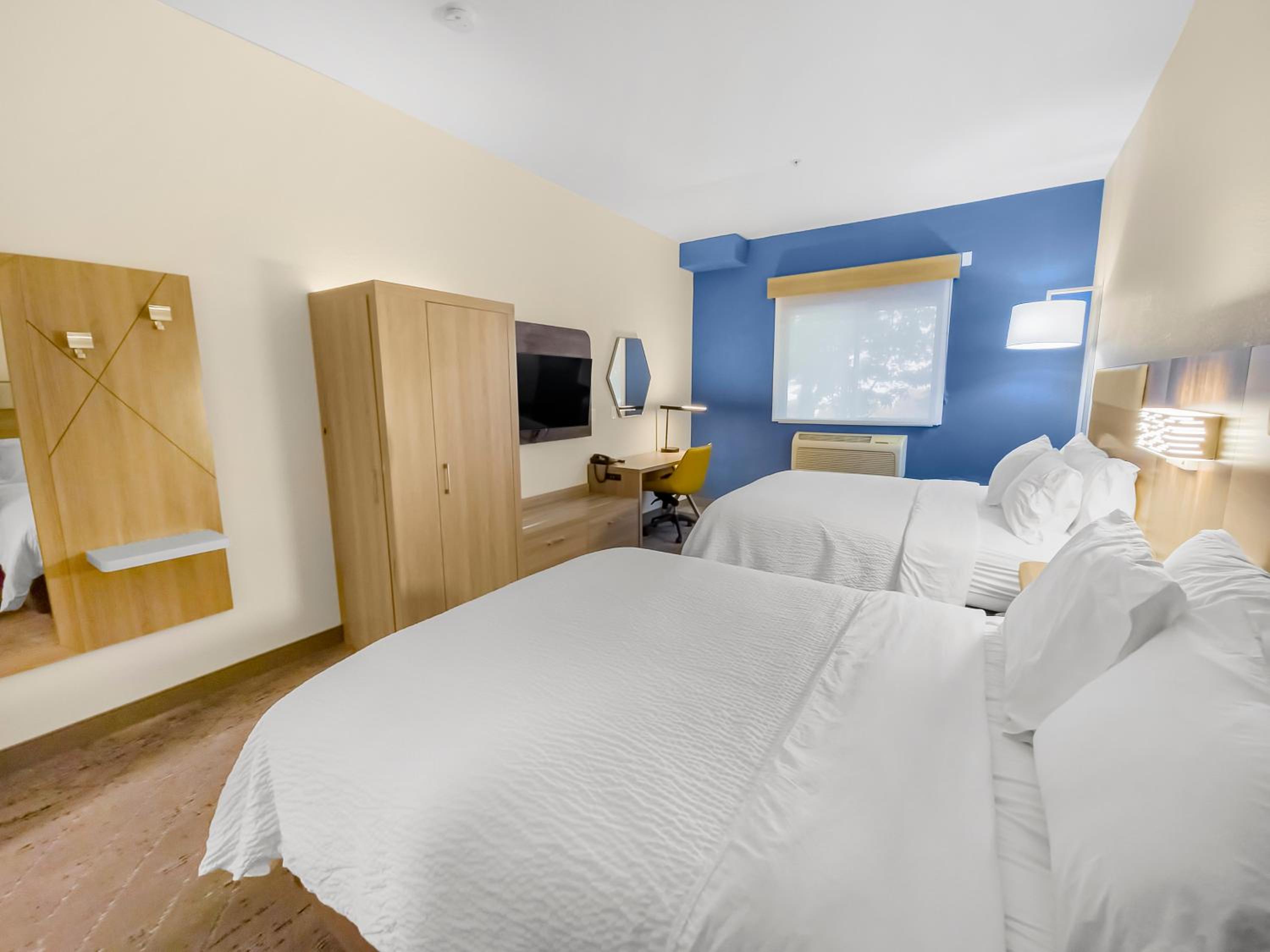 Standard Room with Two Queen Beds - Photo 3