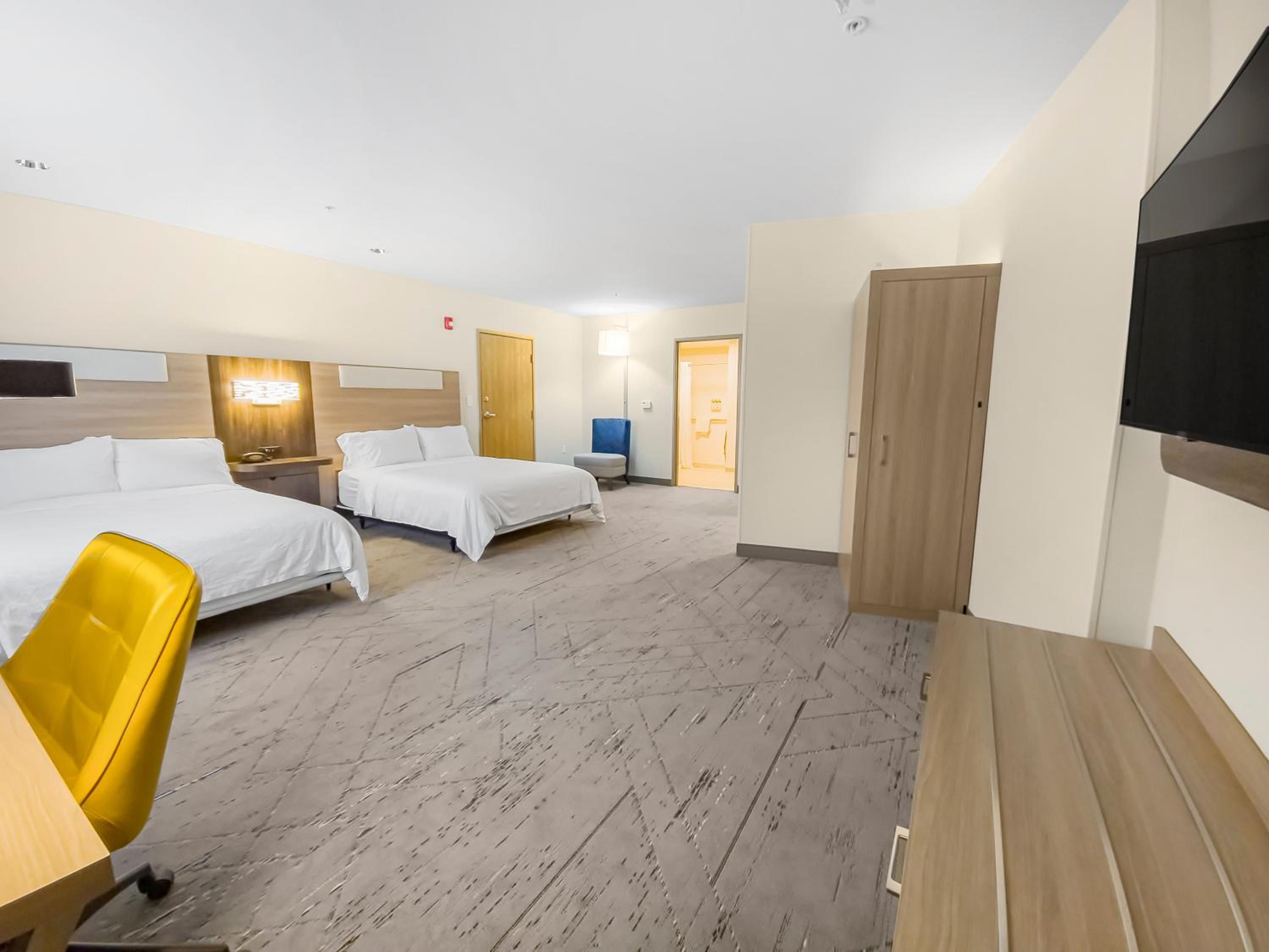 Standard Room with Two Queen Beds - Photo 4