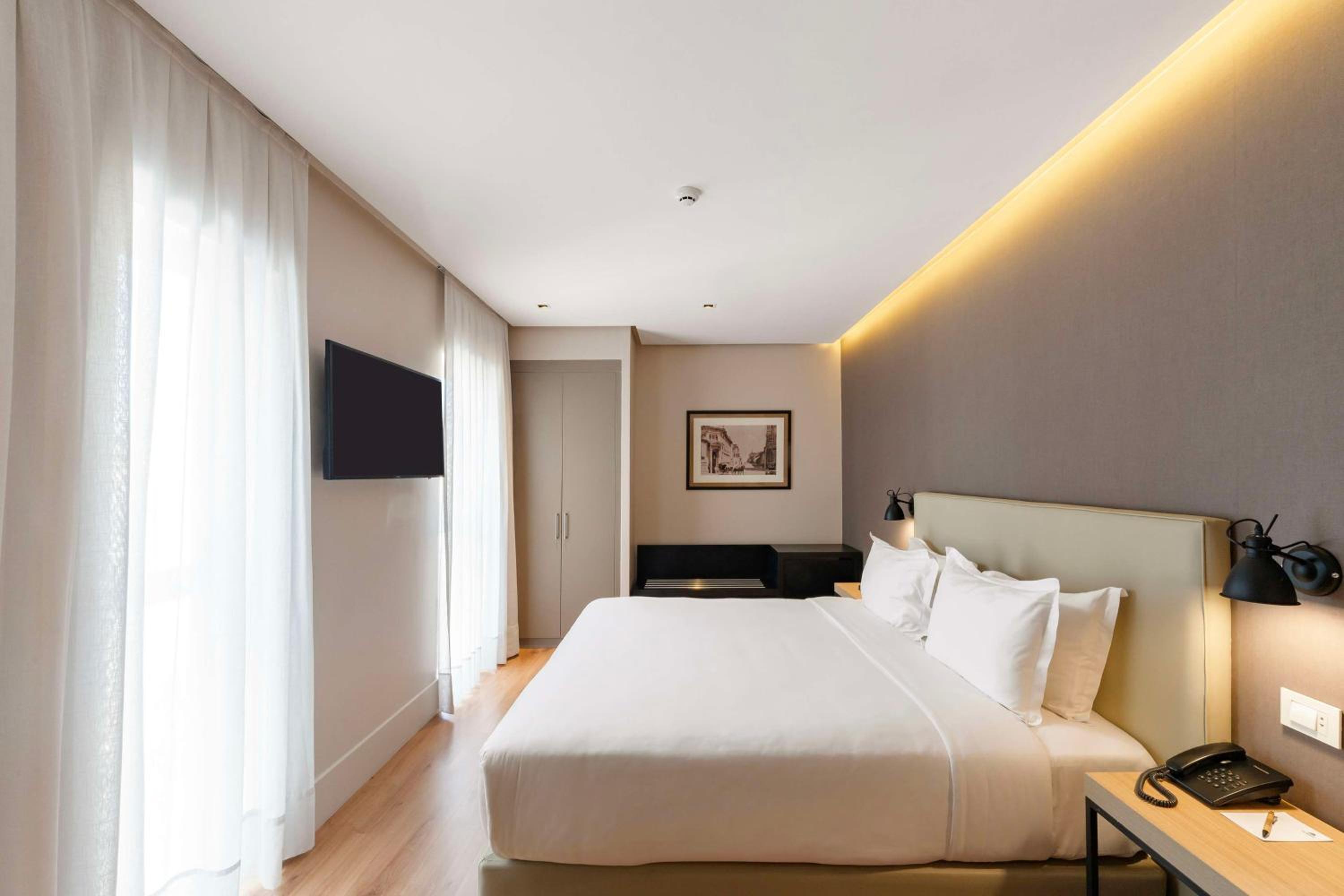 King Room with Roll-In Shower - Disability Access