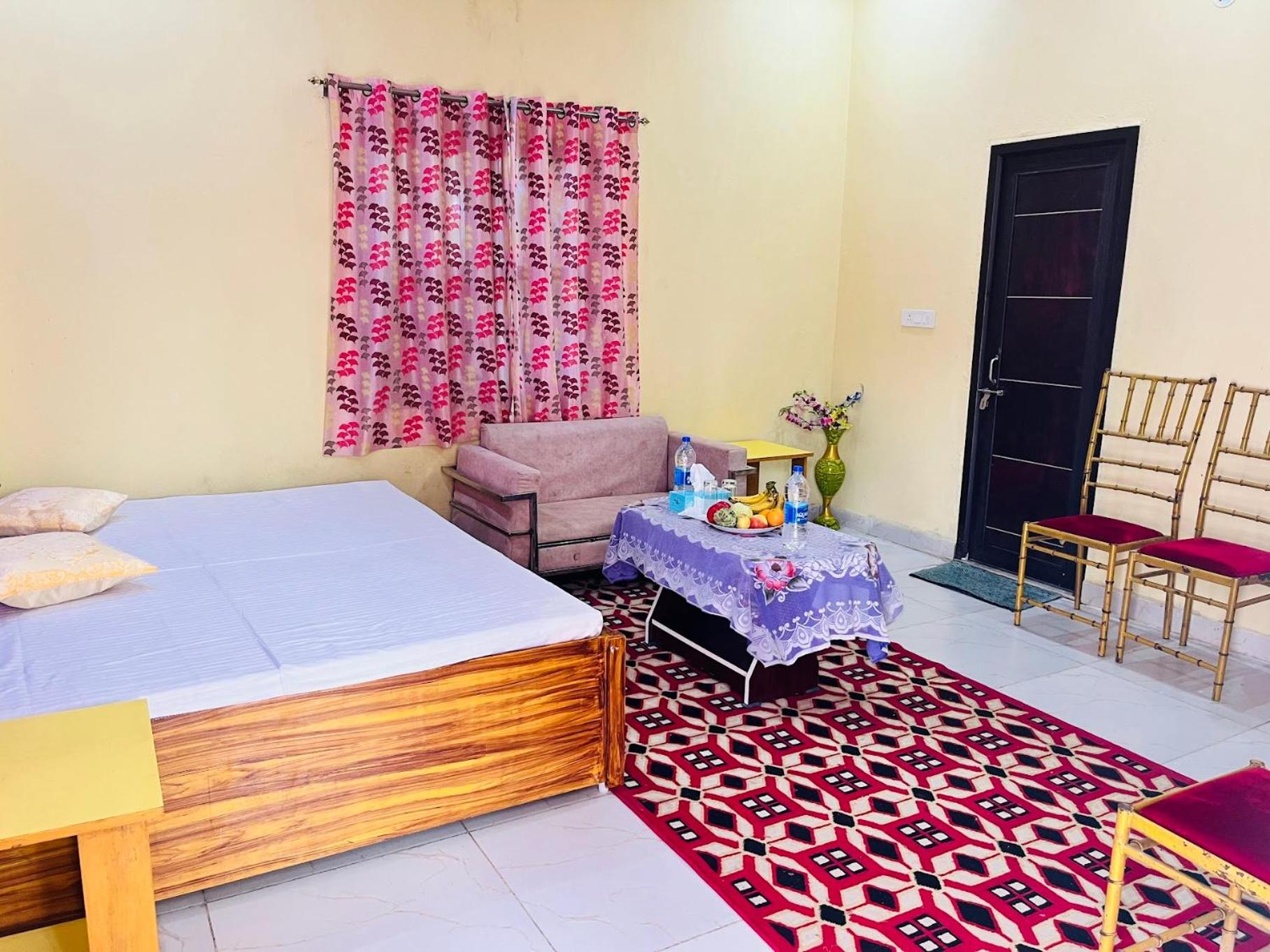 Standard Double Room with Shared Bathroom photo 3