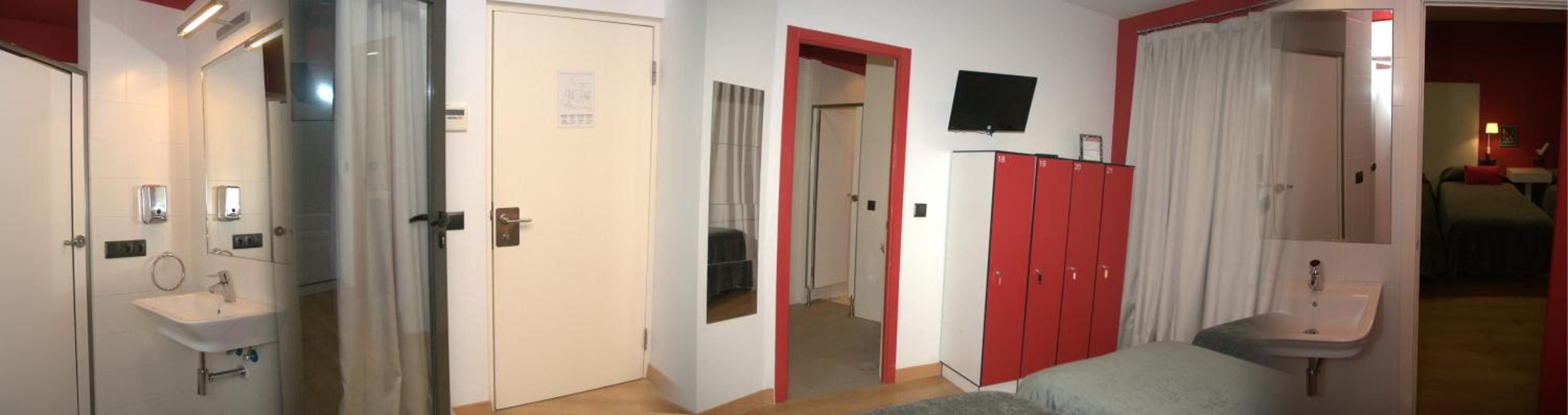 Family Room with Private Bathroom - Photo 4
