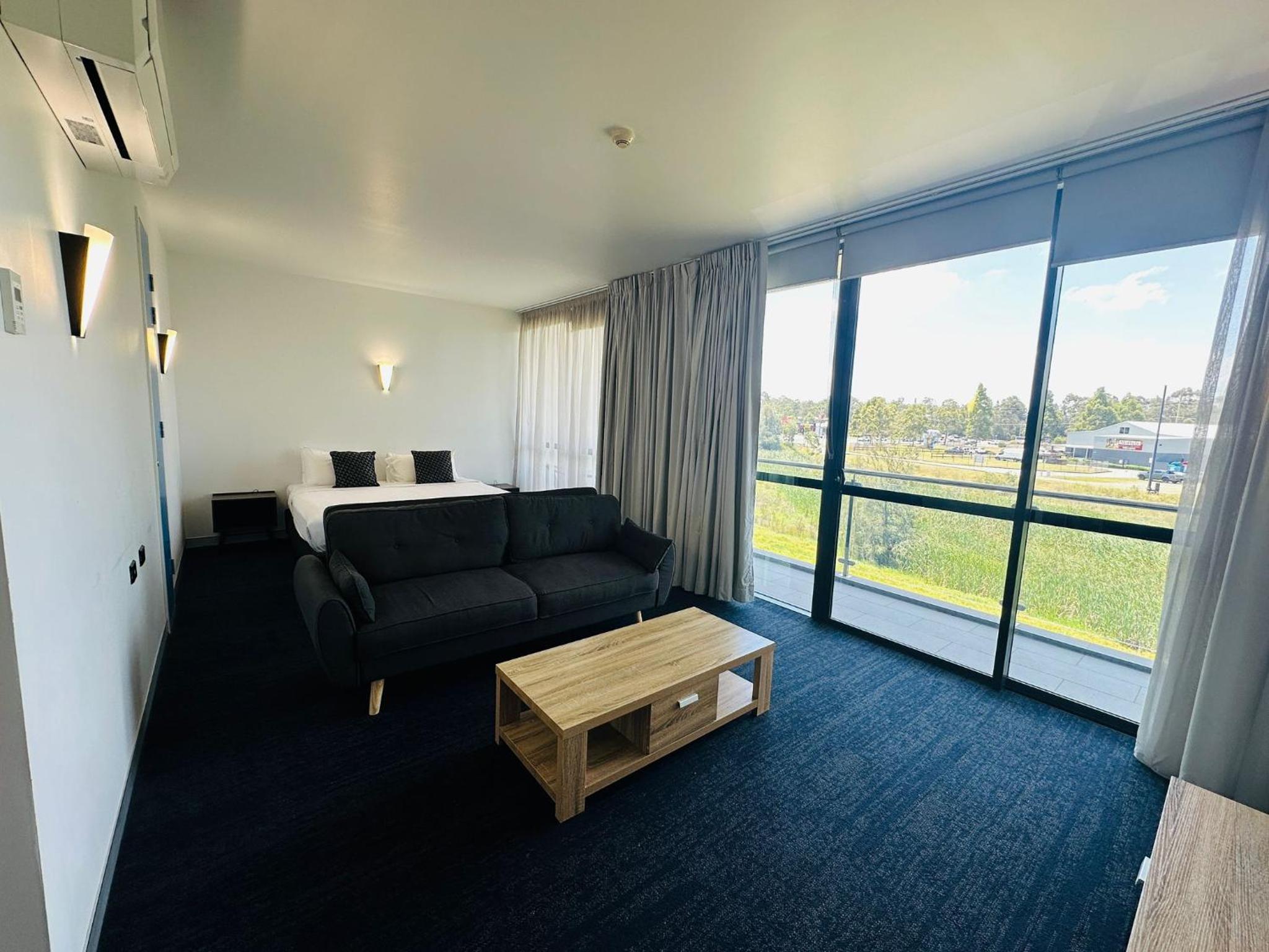 Executive Suite - Photo 7