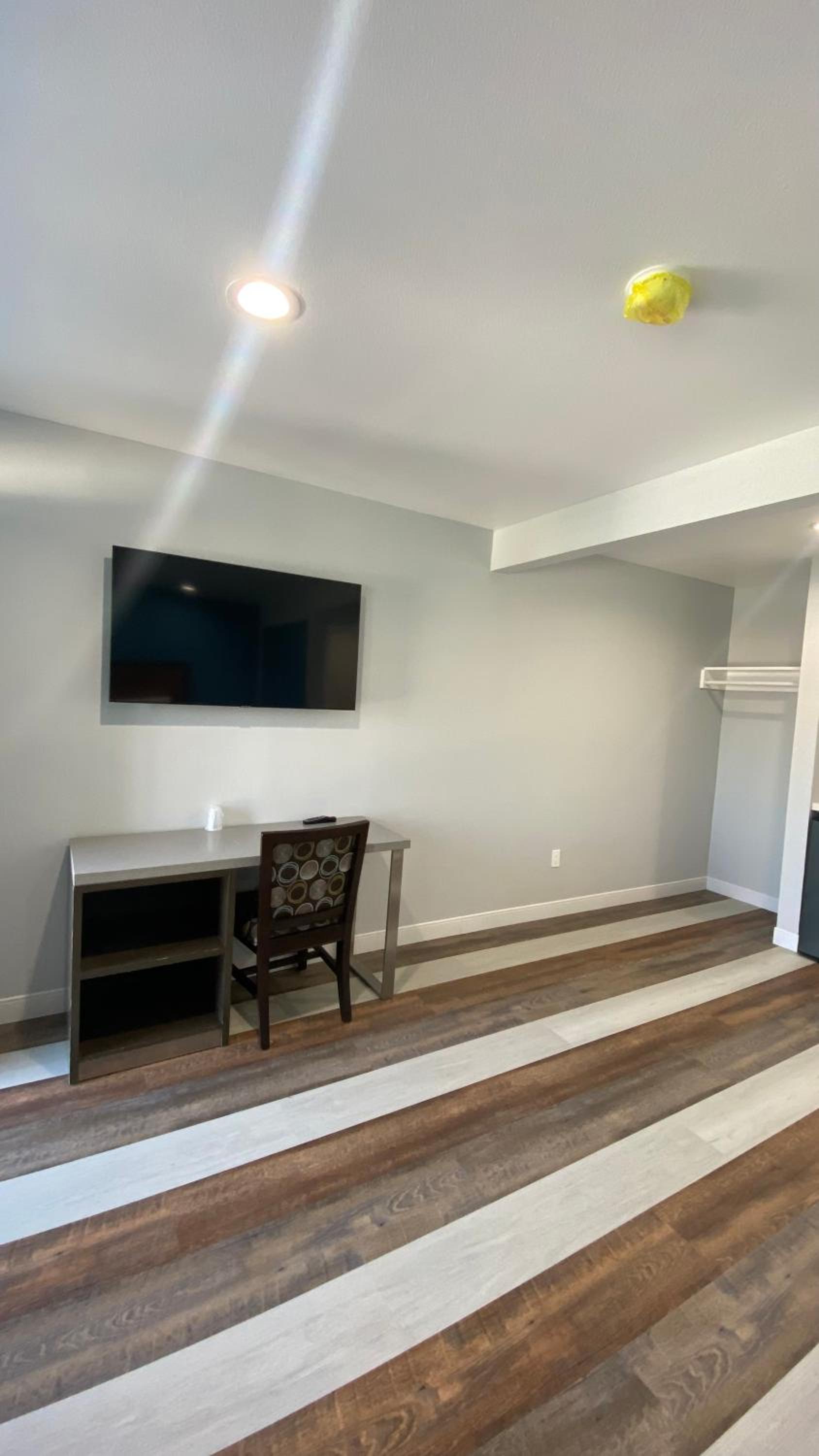 Standard Queen Room - Photo 6
