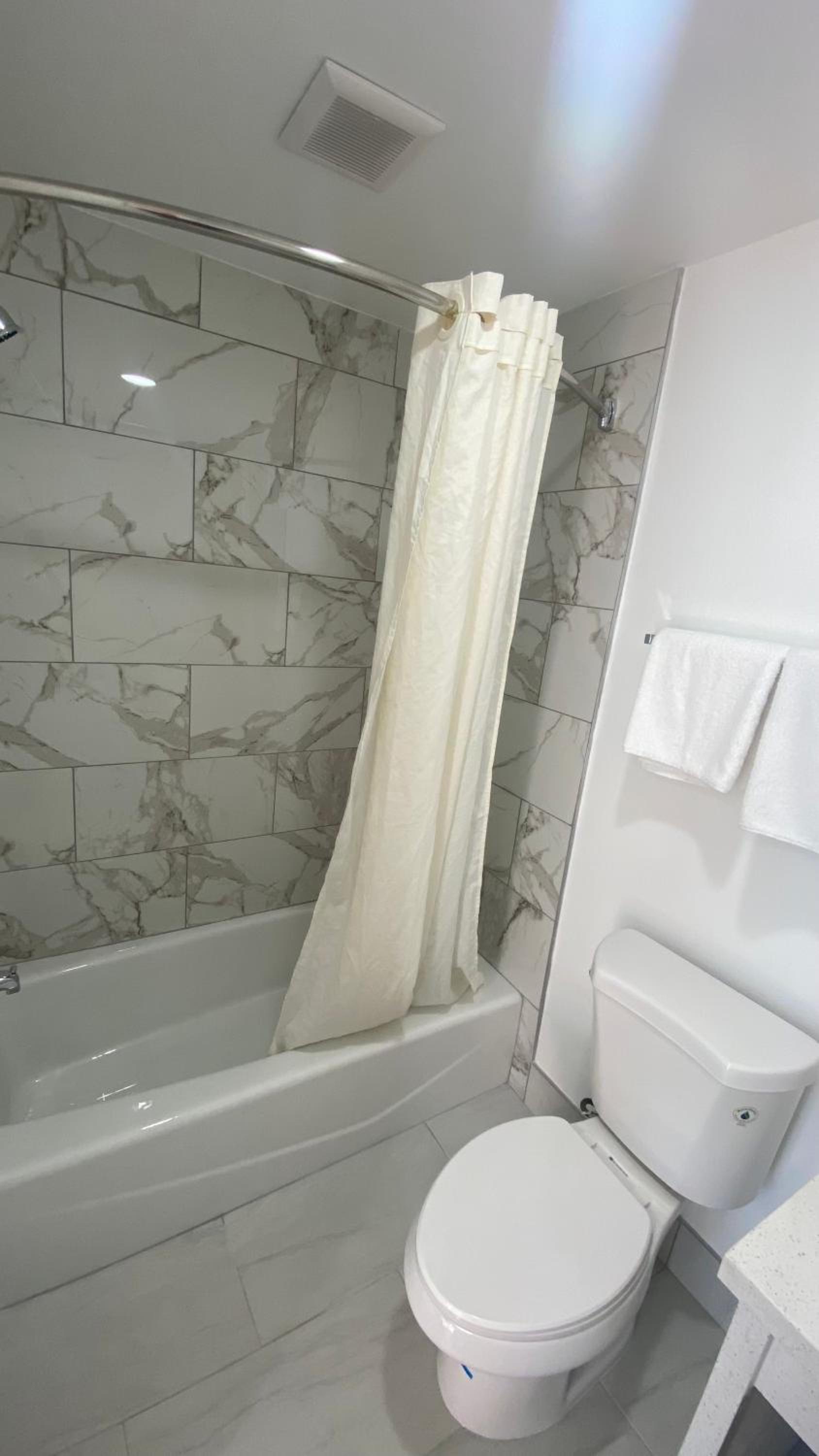 Standard Queen Room - Photo 19