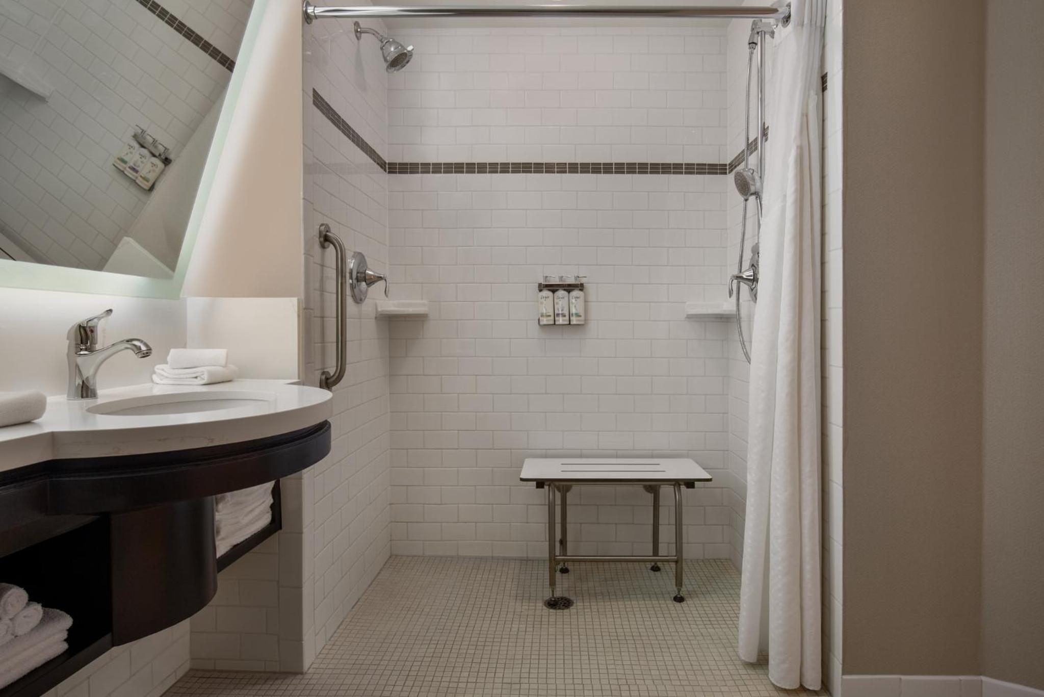 Queen Room with Accessible Roll In Shower - Non-Smoking photo 3