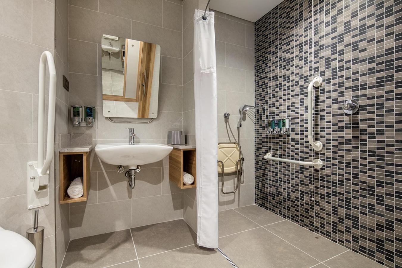 Queen Accessible Room NS