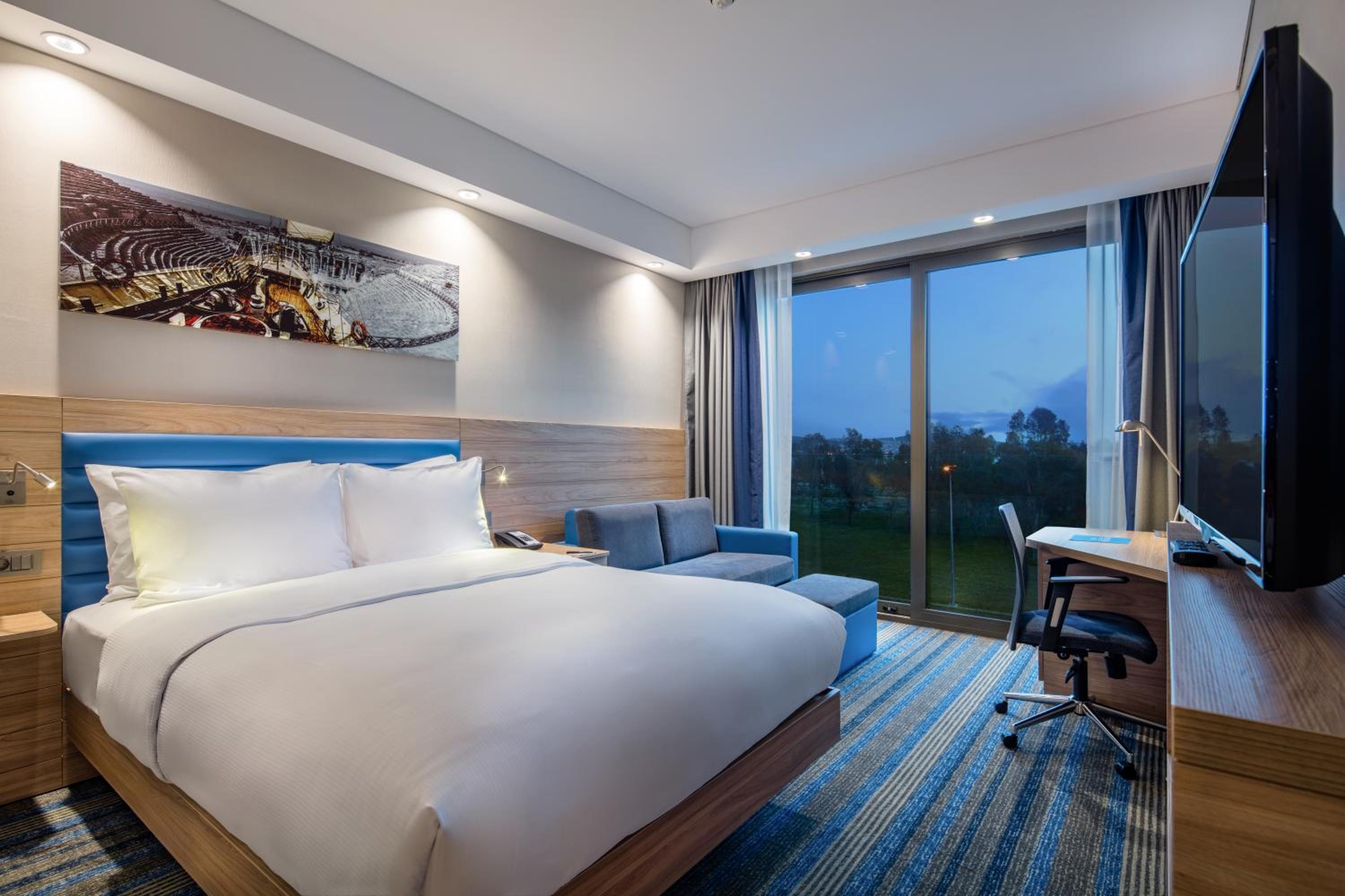 Queen Room with Sofa Bed - Non-Smoking