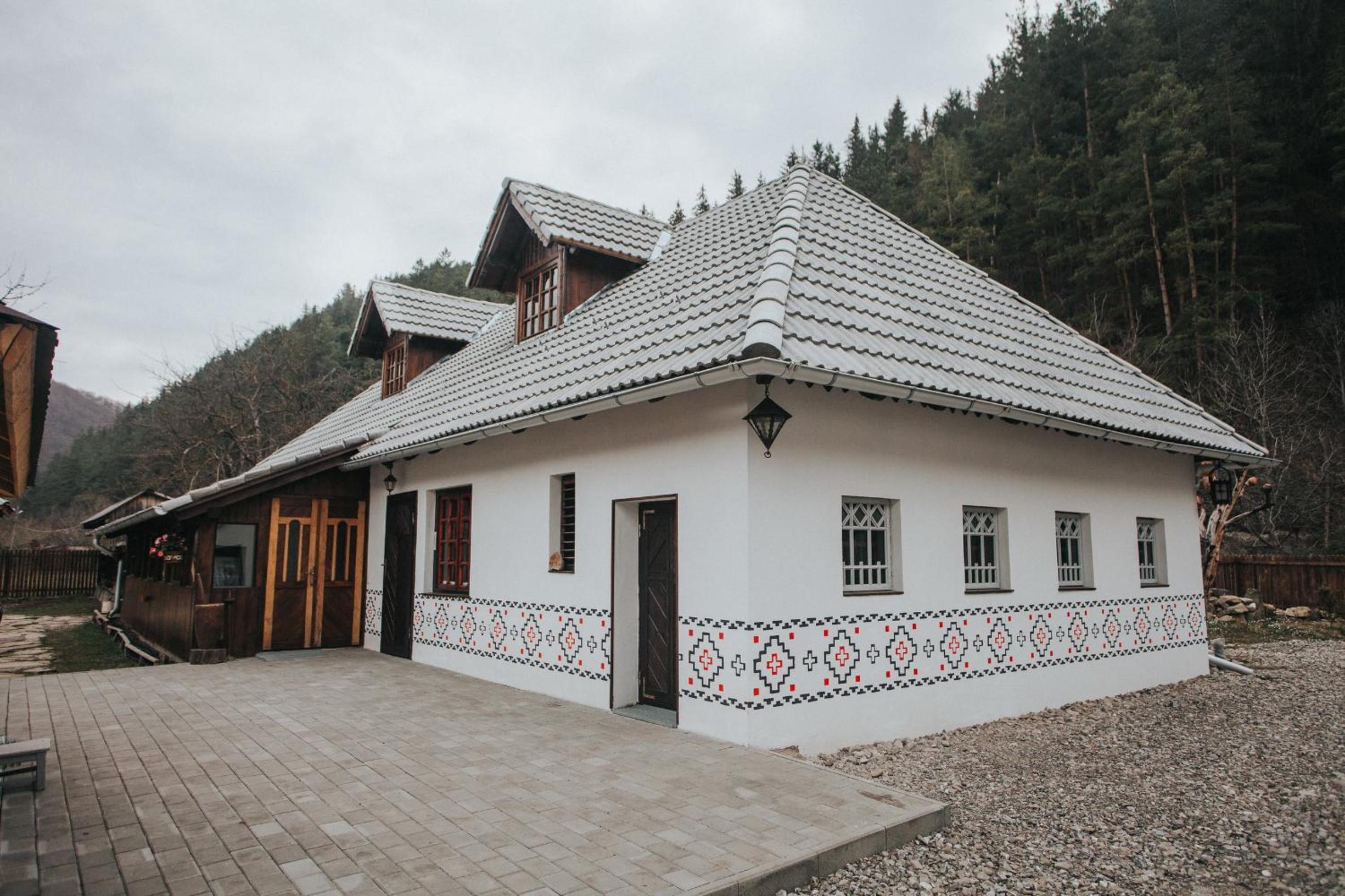Six-Bedroom House photo 2
