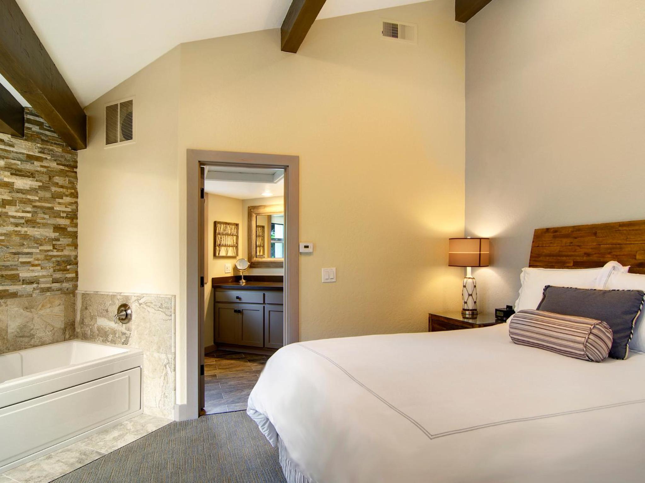 Queen Suite with Partial Ocean View - Photo 3