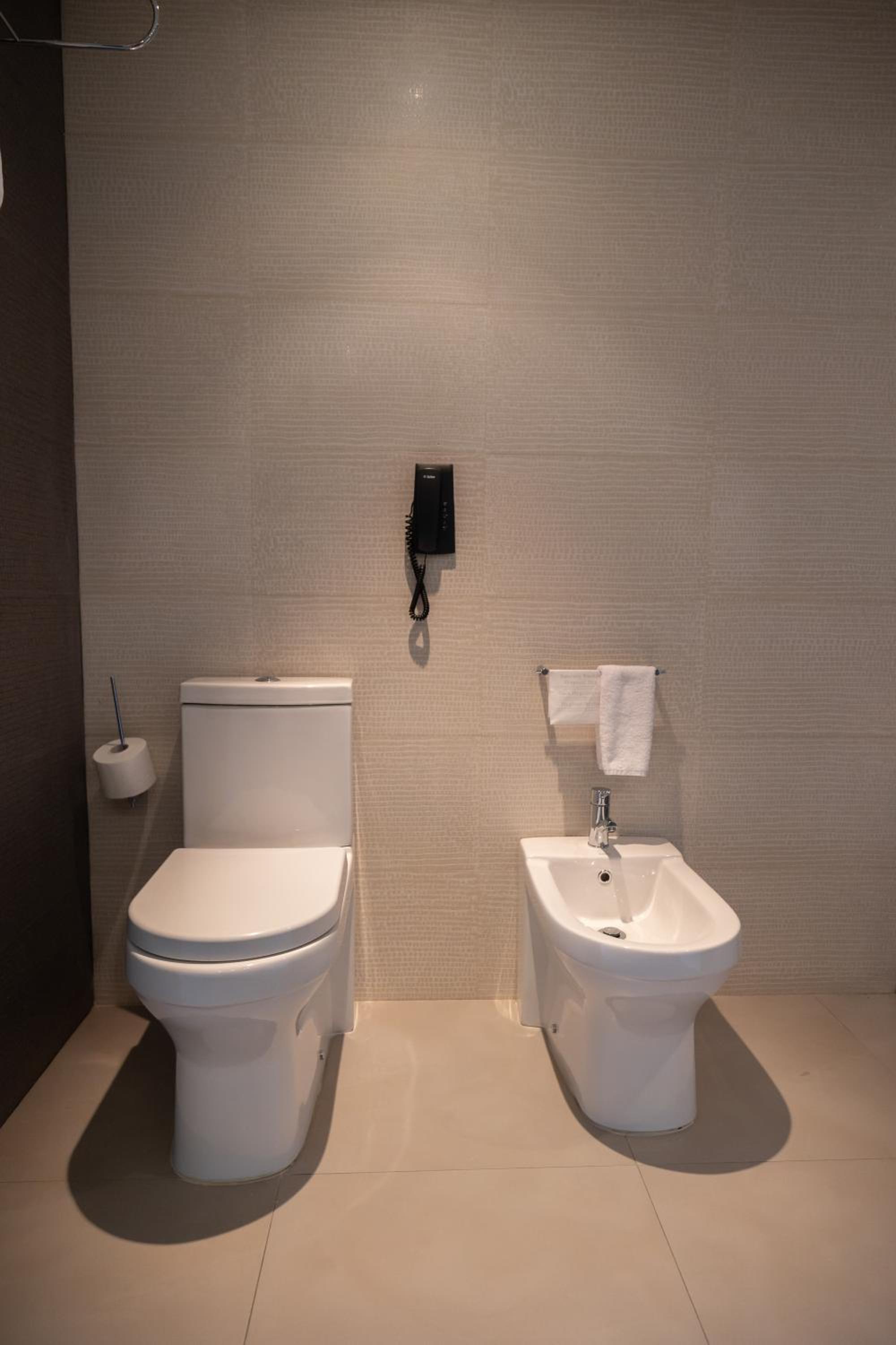 King Room - Non Smoking - Photo 6