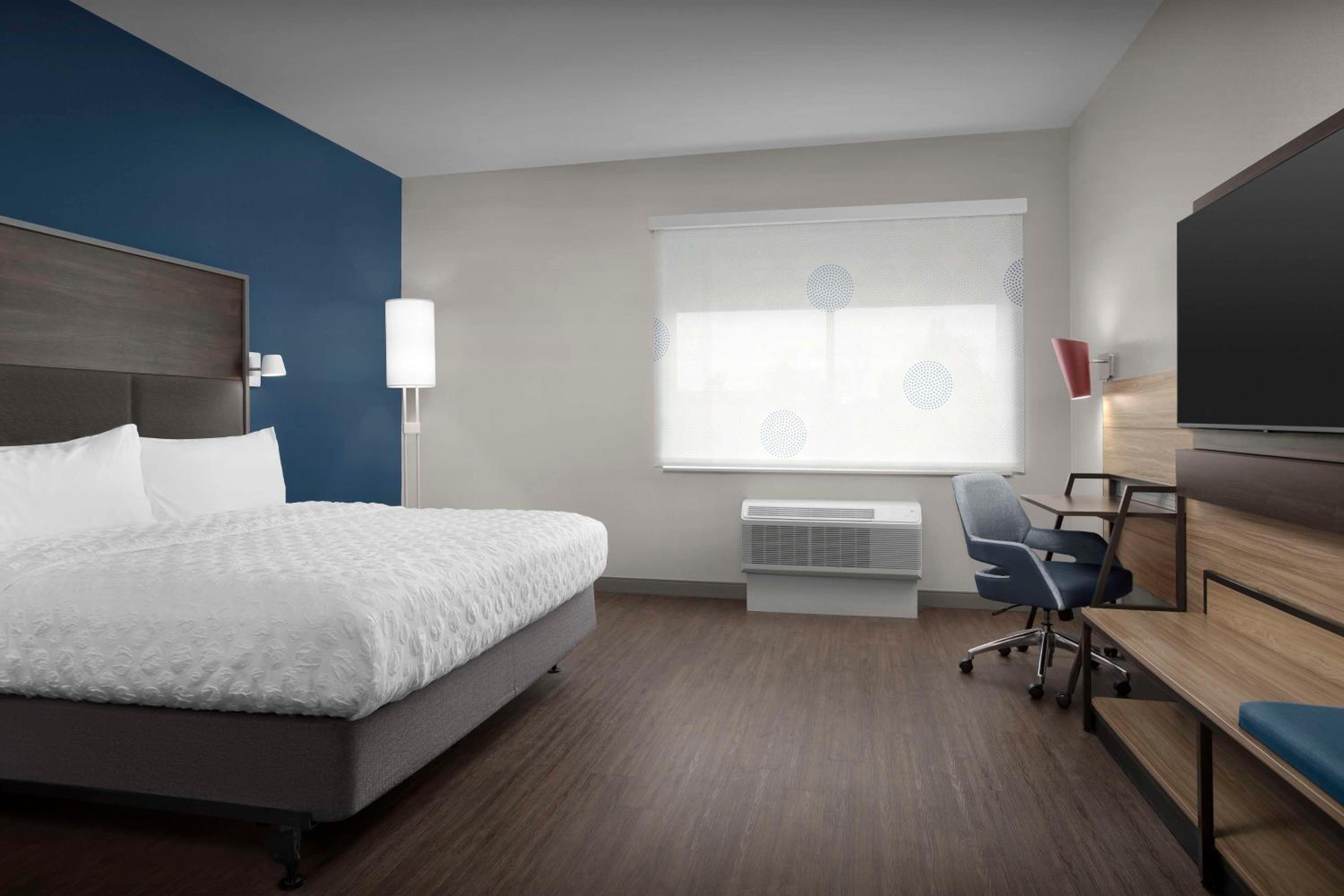 King Room with Roll-In Shower - Mobility Access - Photo 2