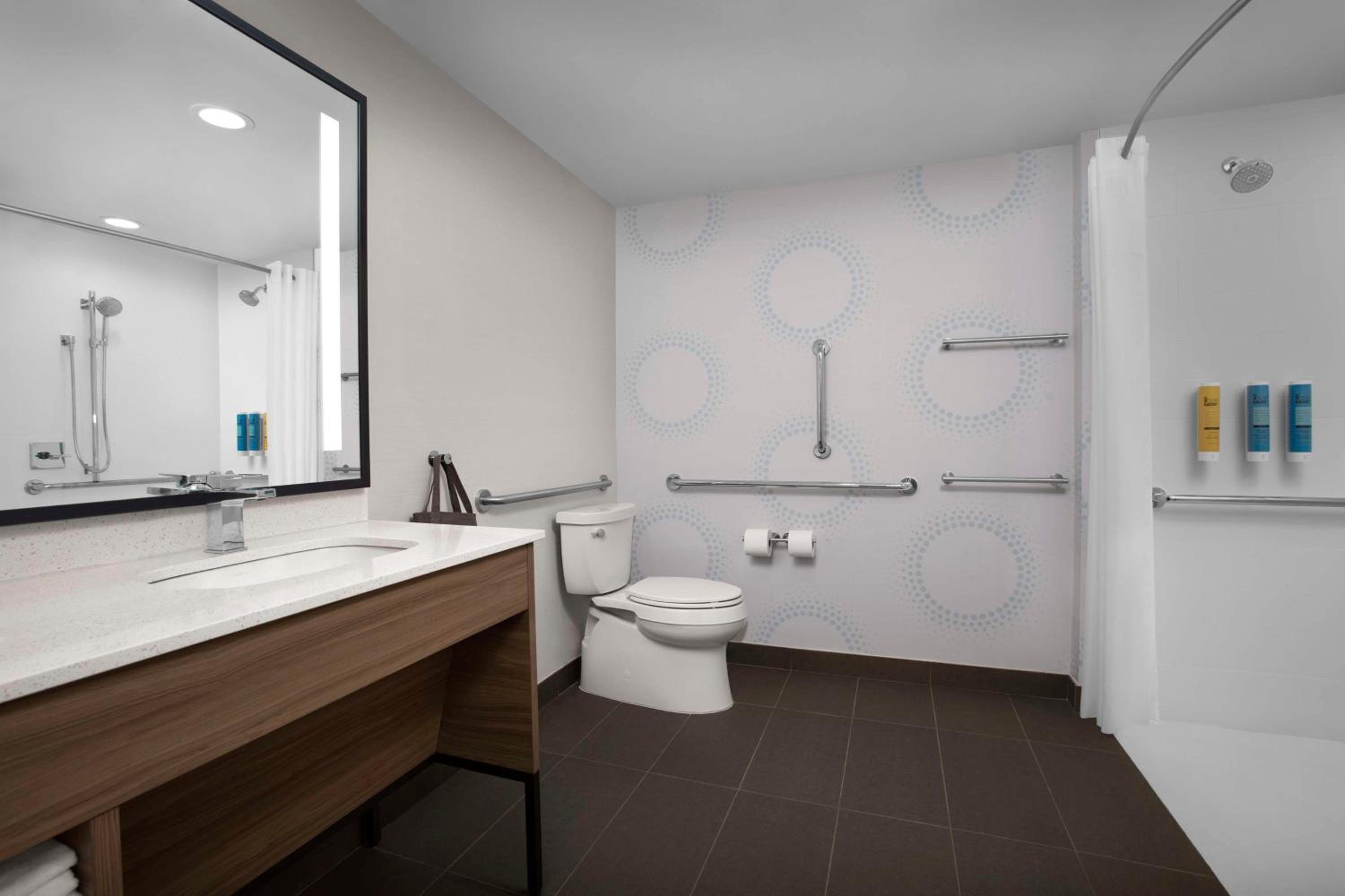 Queen Room with Two Queen Beds and Roll-In Shower - Disability Access - Photo 3