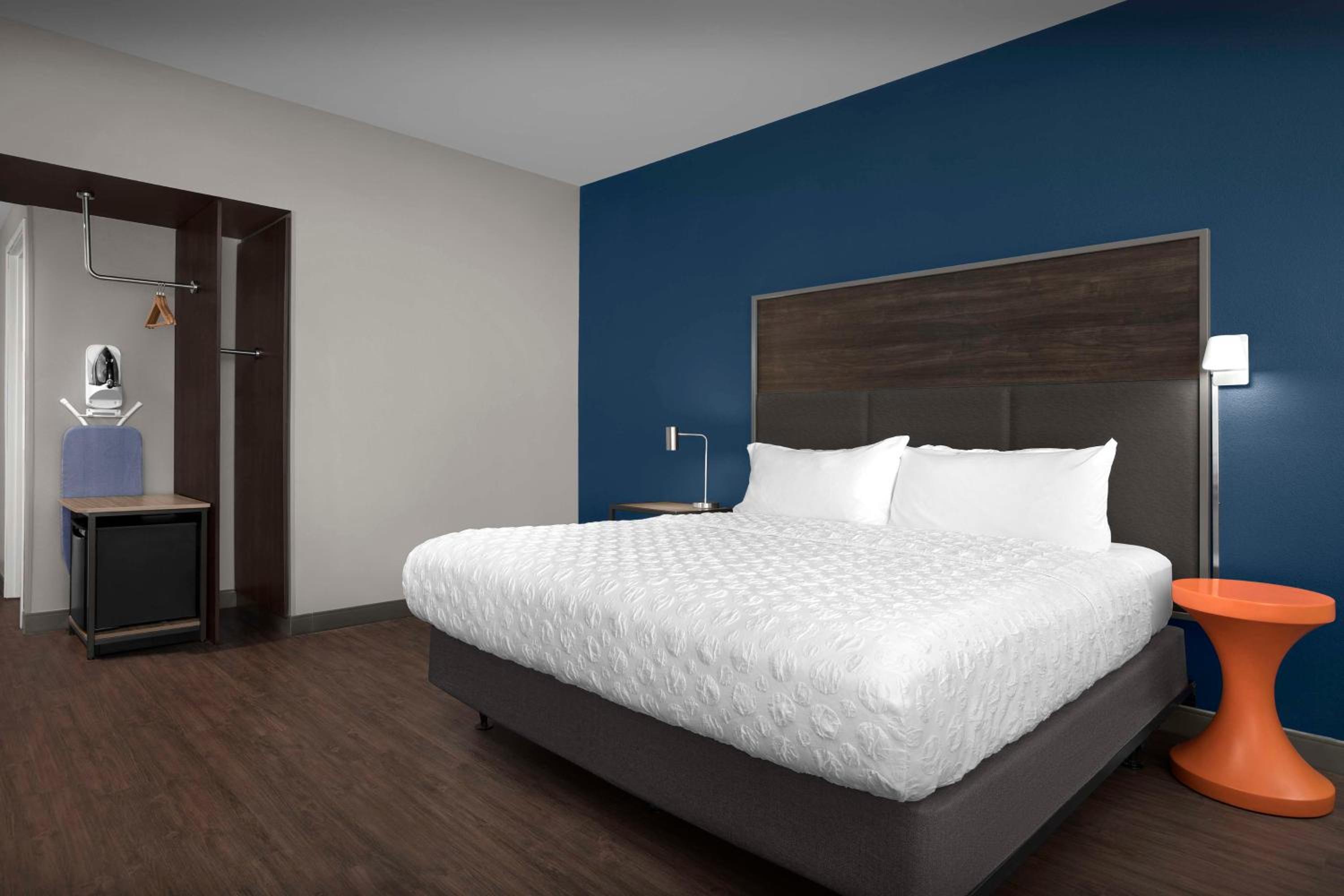King Room with Roll-In Shower - Mobility Access - Photo 3