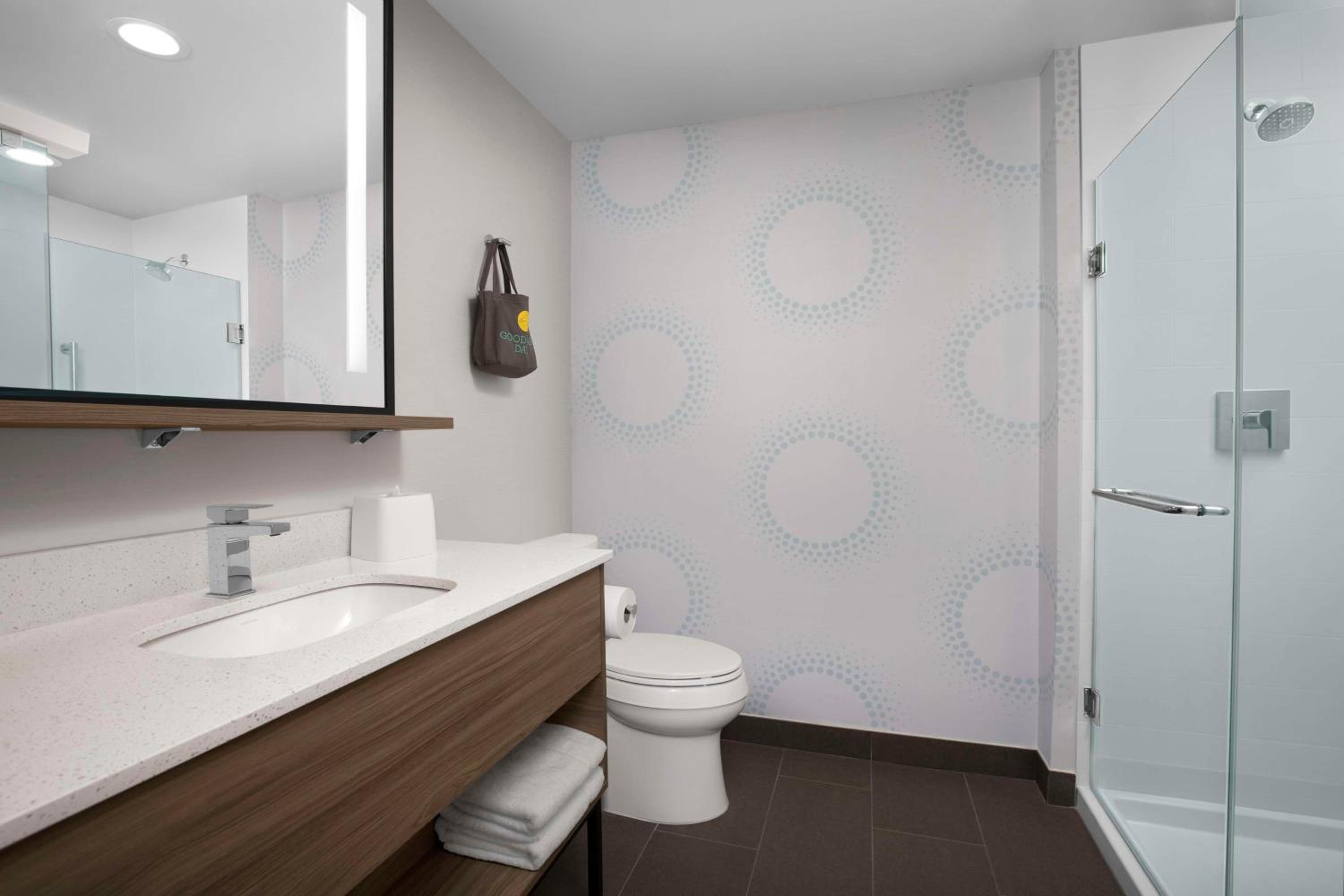 King Room with Walk-In Shower - Photo 3