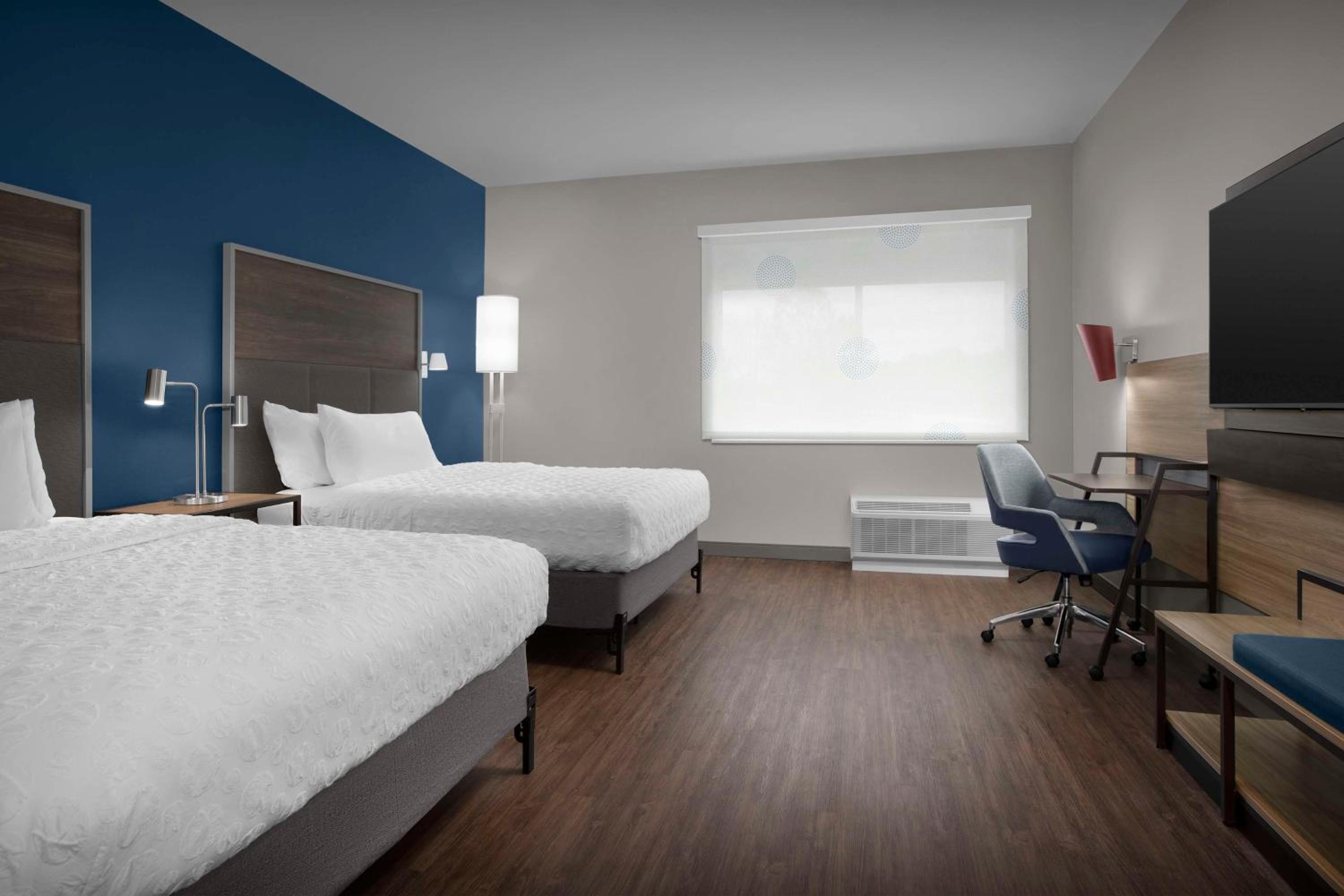 Queen Room with Two Queen Beds and Roll-In Shower - Disability Access - Photo 5