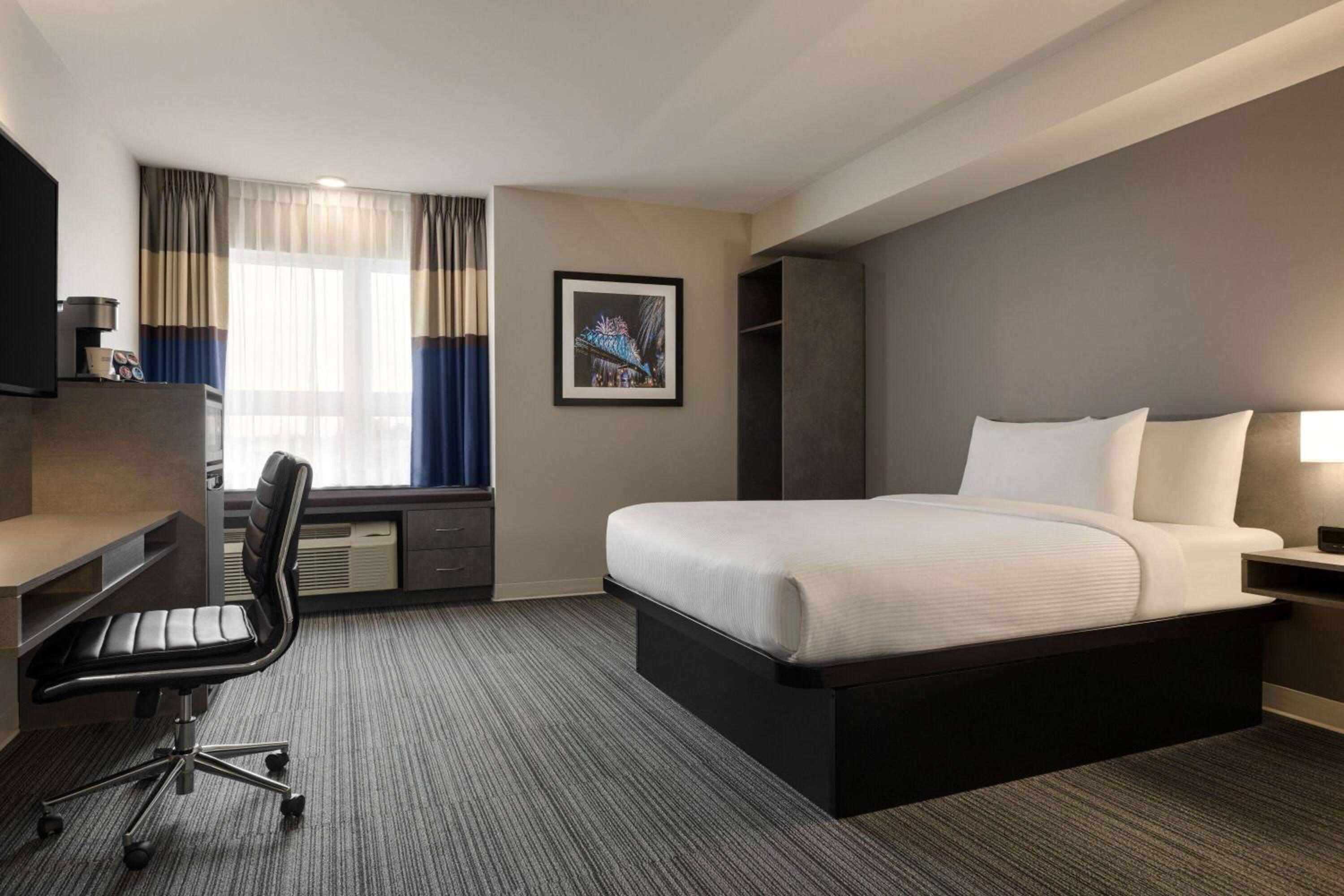 Queen Room with Mobility/Hearing Access and Roll-In Shower, Non-Smoking photo 1