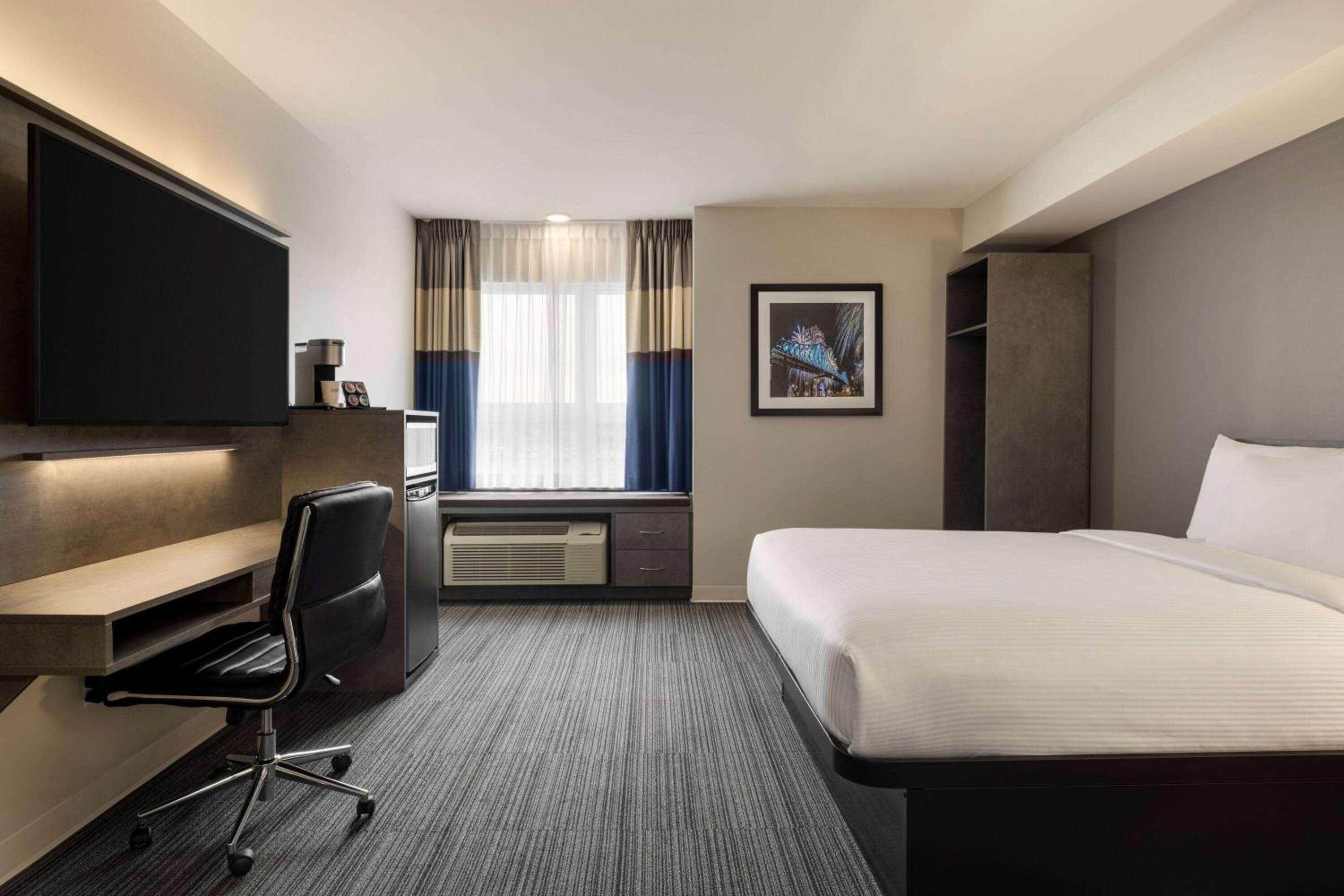 Queen Room with Mobility/Hearing Access and Roll-In Shower, Non-Smoking photo 2