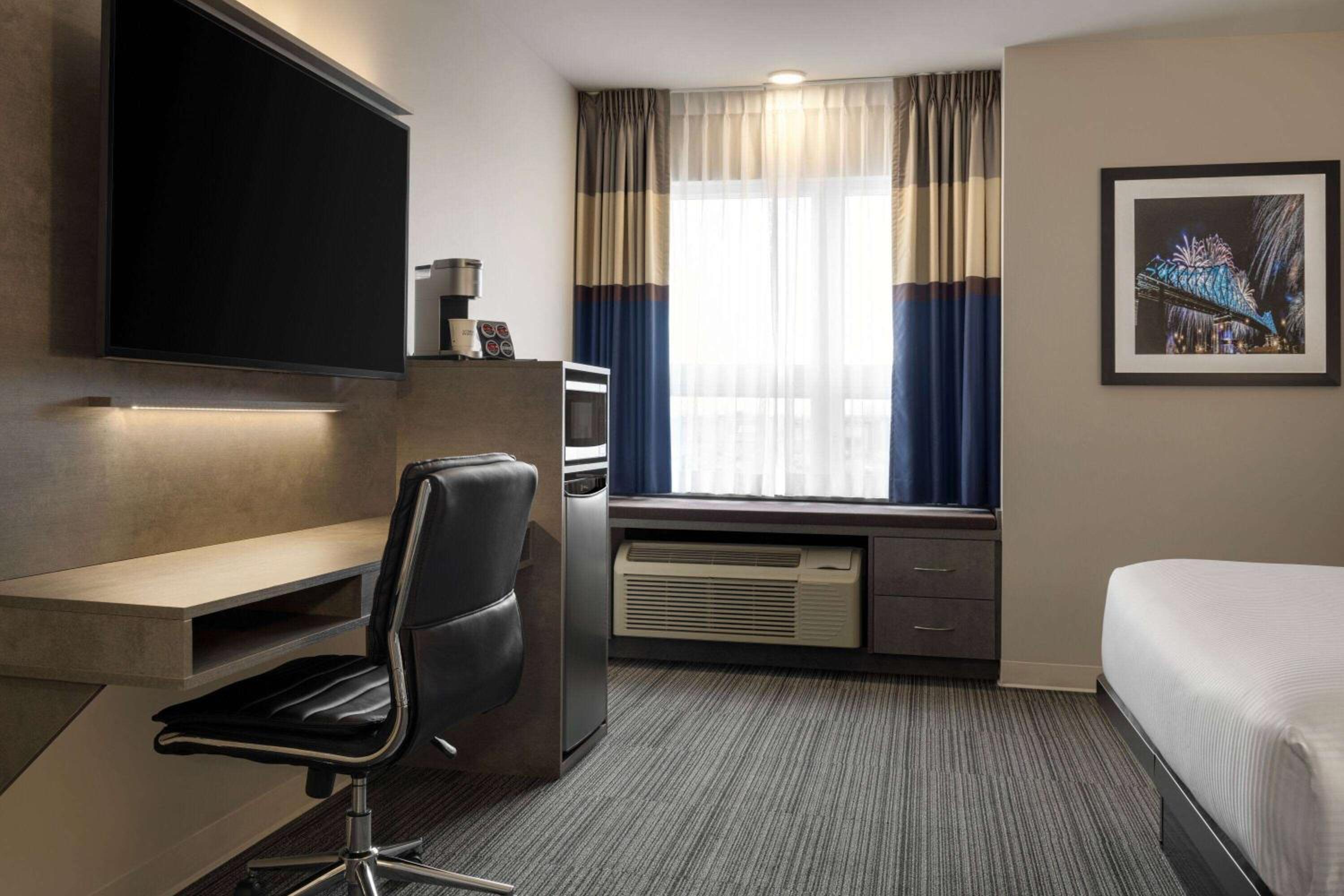 Queen Room with Mobility/Hearing Access and Roll-In Shower, Non-Smoking photo 3