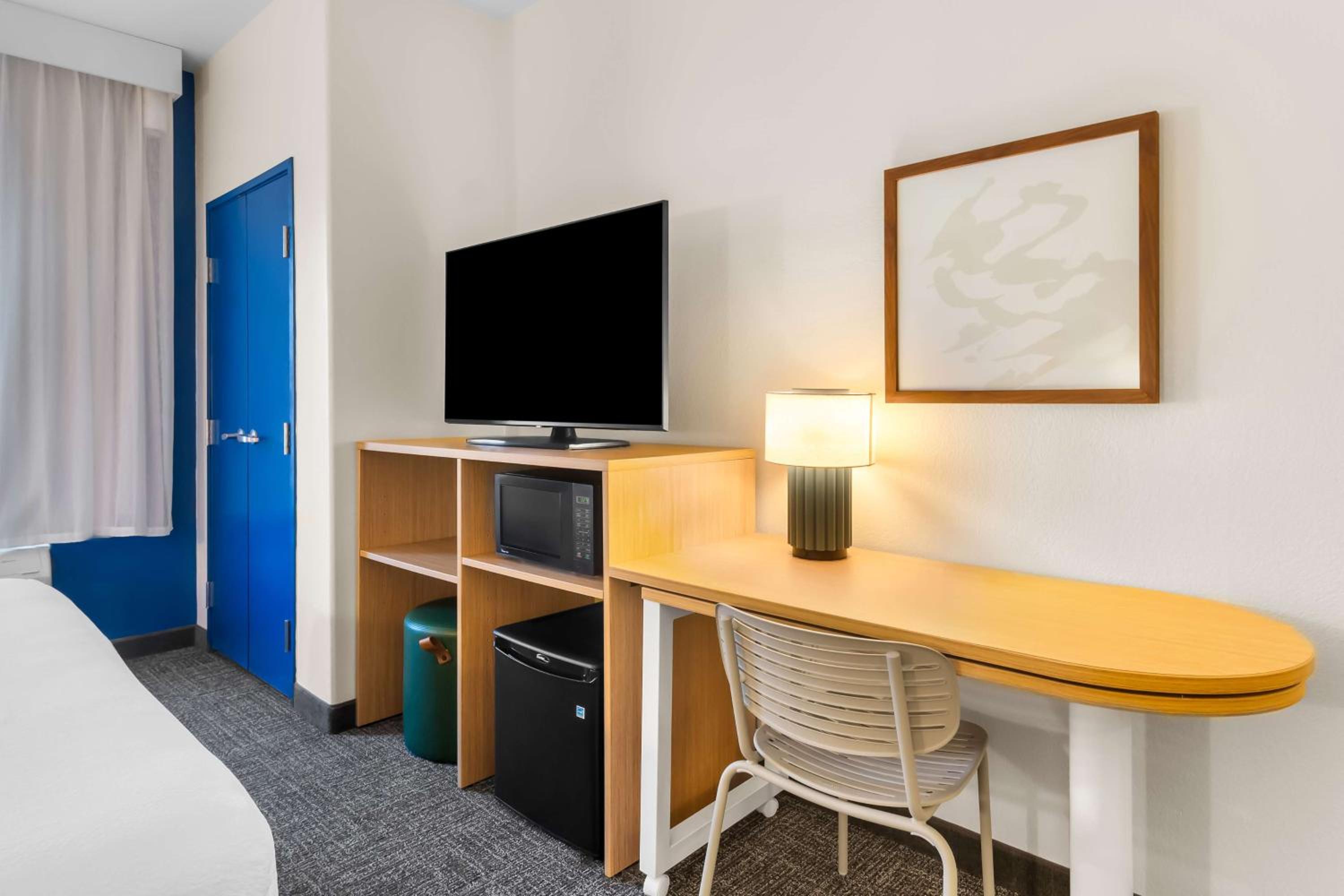 King Room with Roll-In Shower - Mobility Access - Photo 2