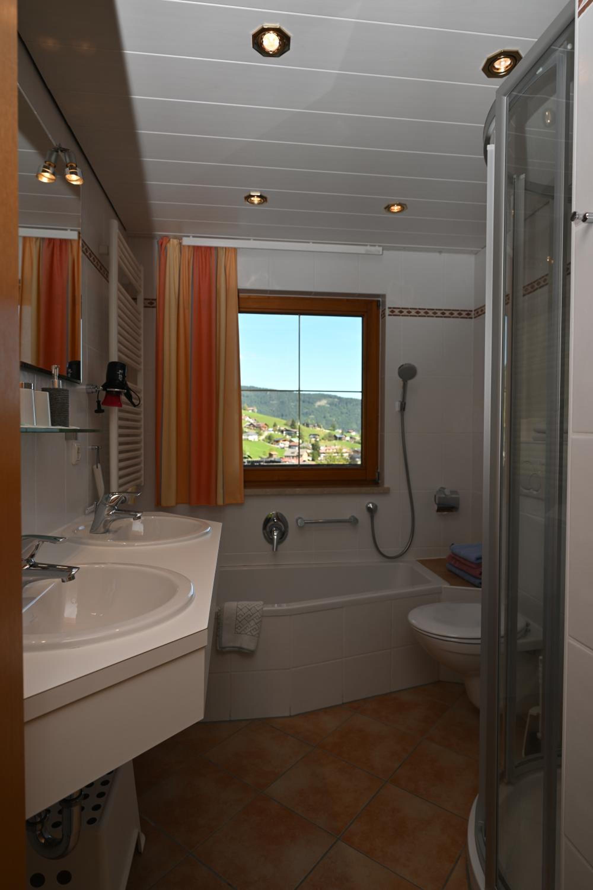 One-Bedroom Apartment with Balcony and Mountain View   photo 1