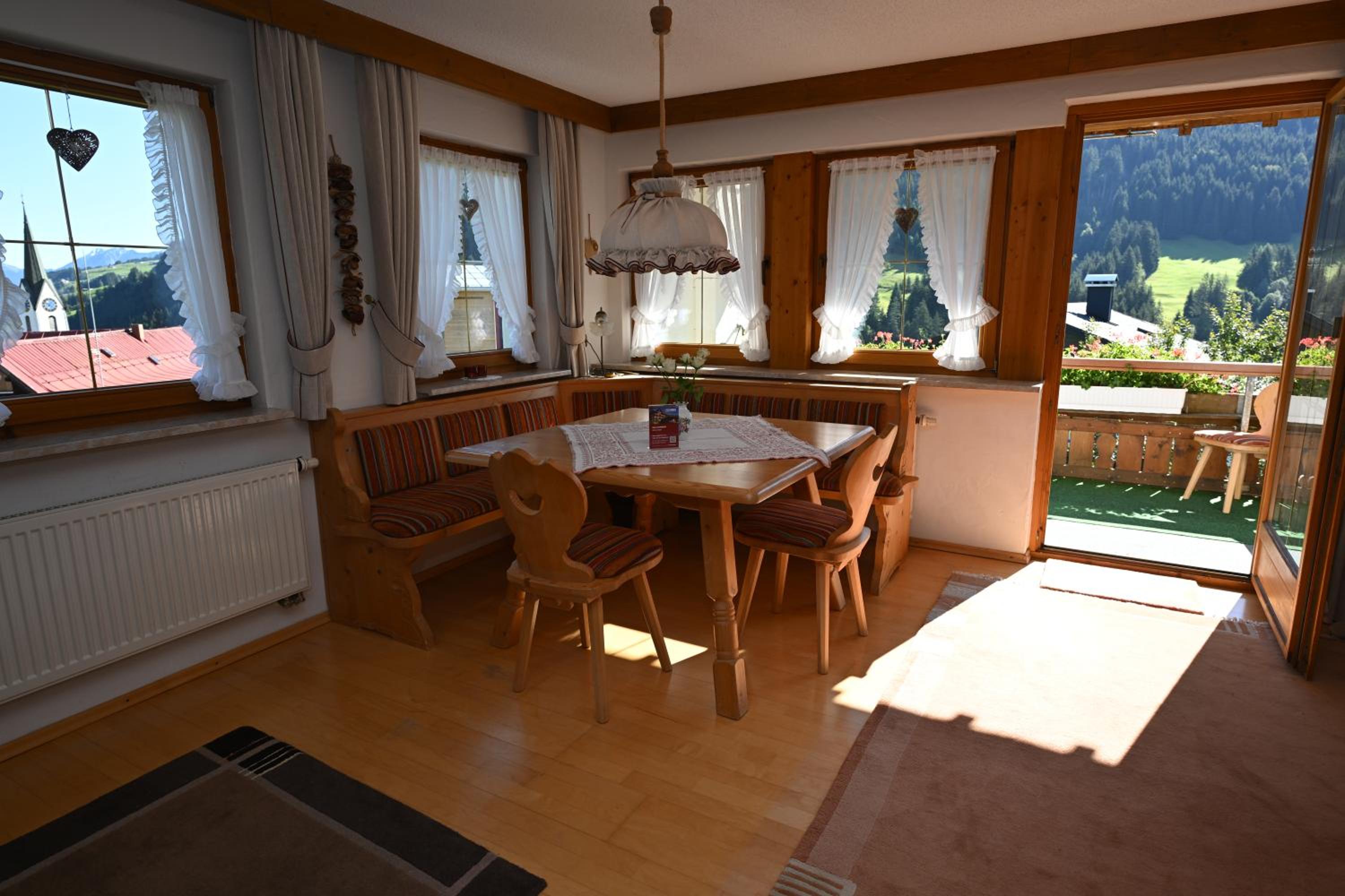 One-Bedroom Apartment with Balcony and Mountain View   photo 3
