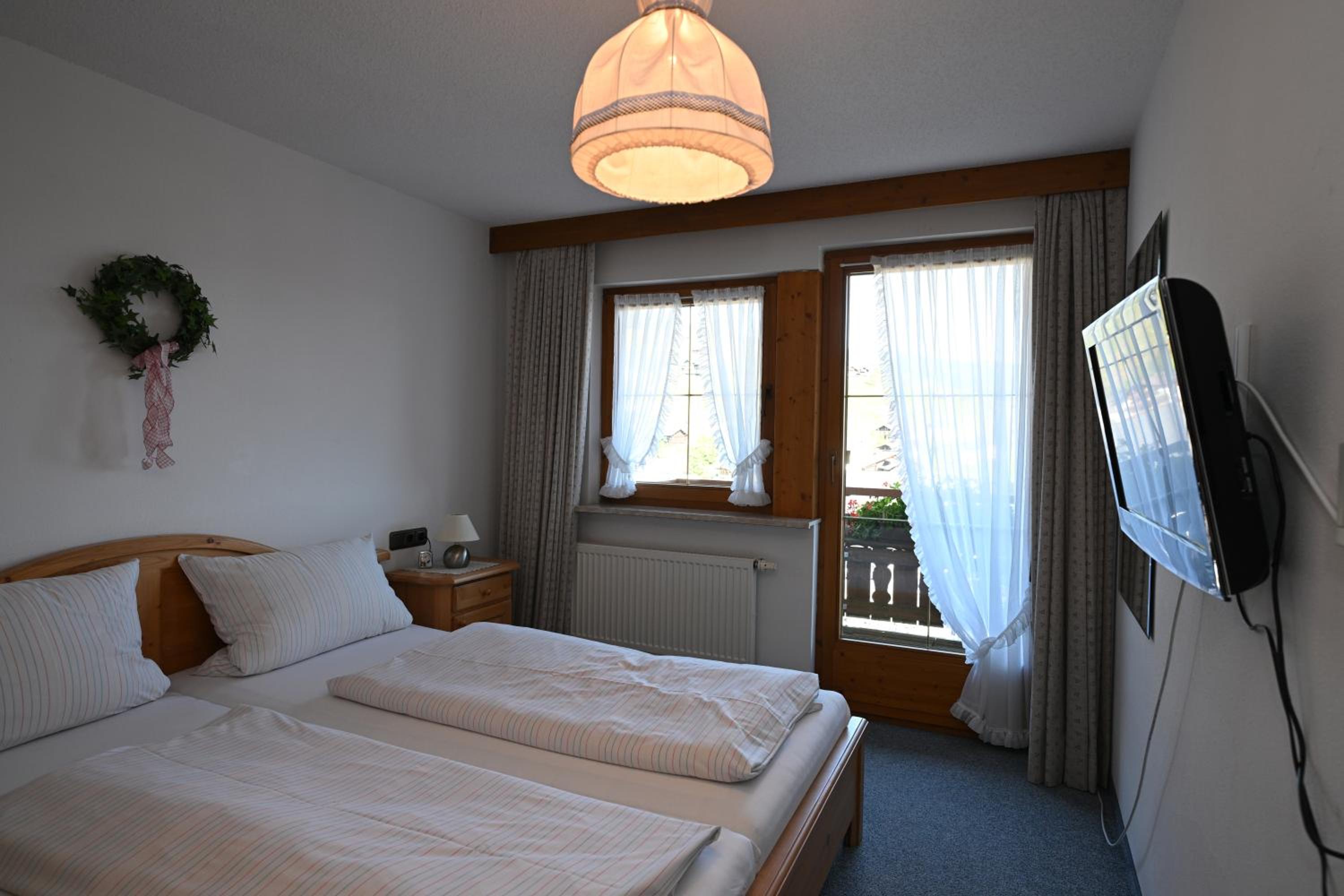 One-Bedroom Apartment with Balcony and Mountain View   photo 2