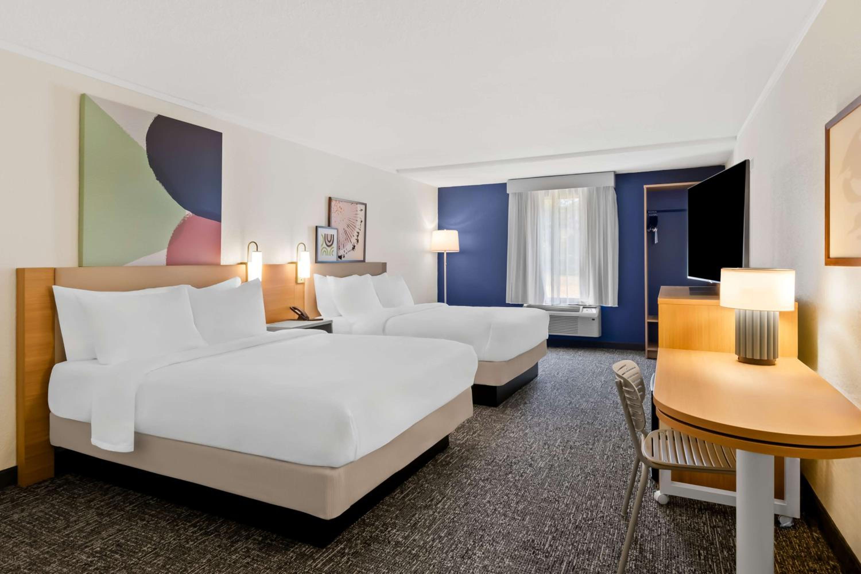 Queen Room with Two Queen Beds photo 1