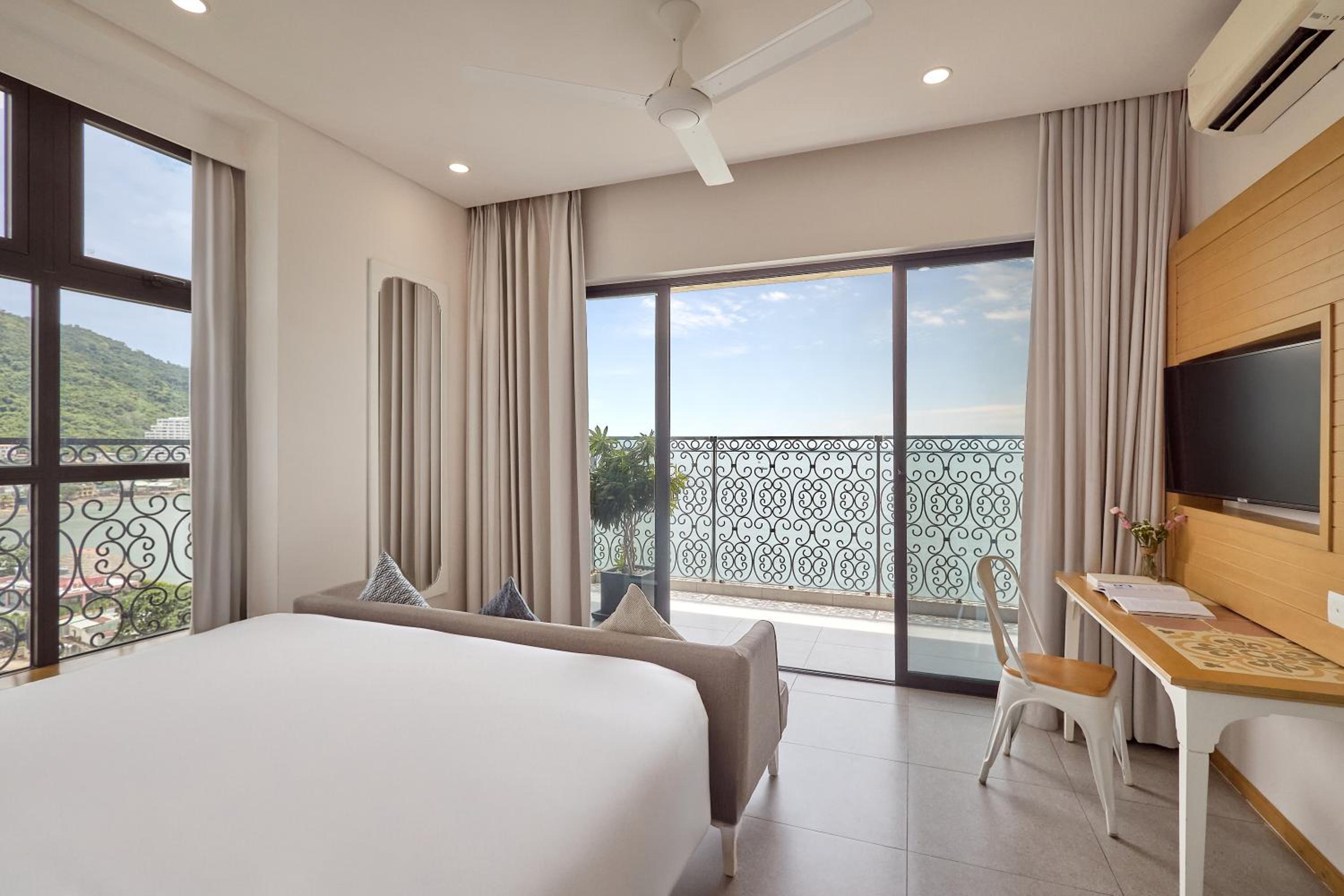 Deluxe Double Room with Balcony and Sea View
