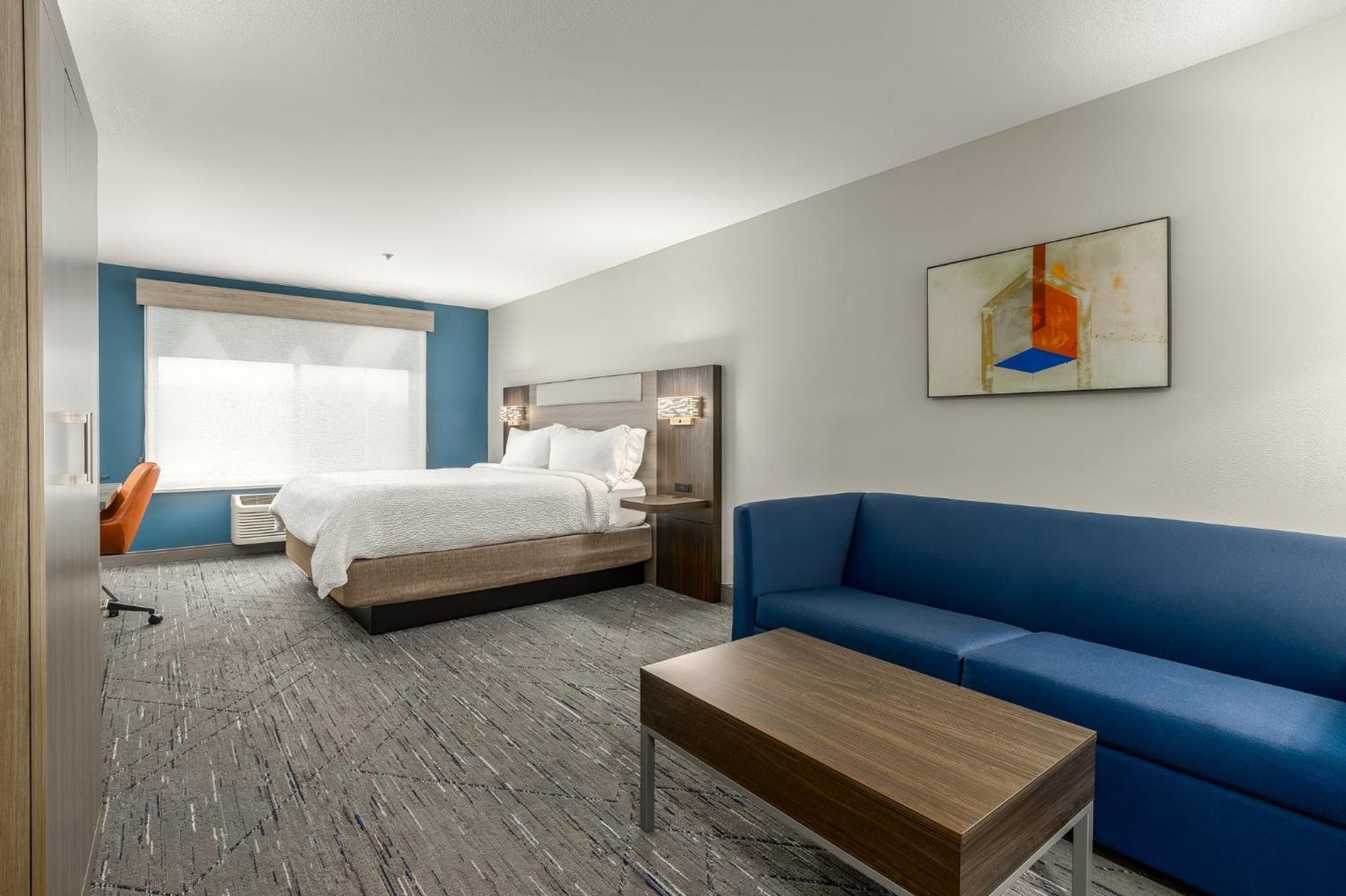 Queen Suite - Photo 1