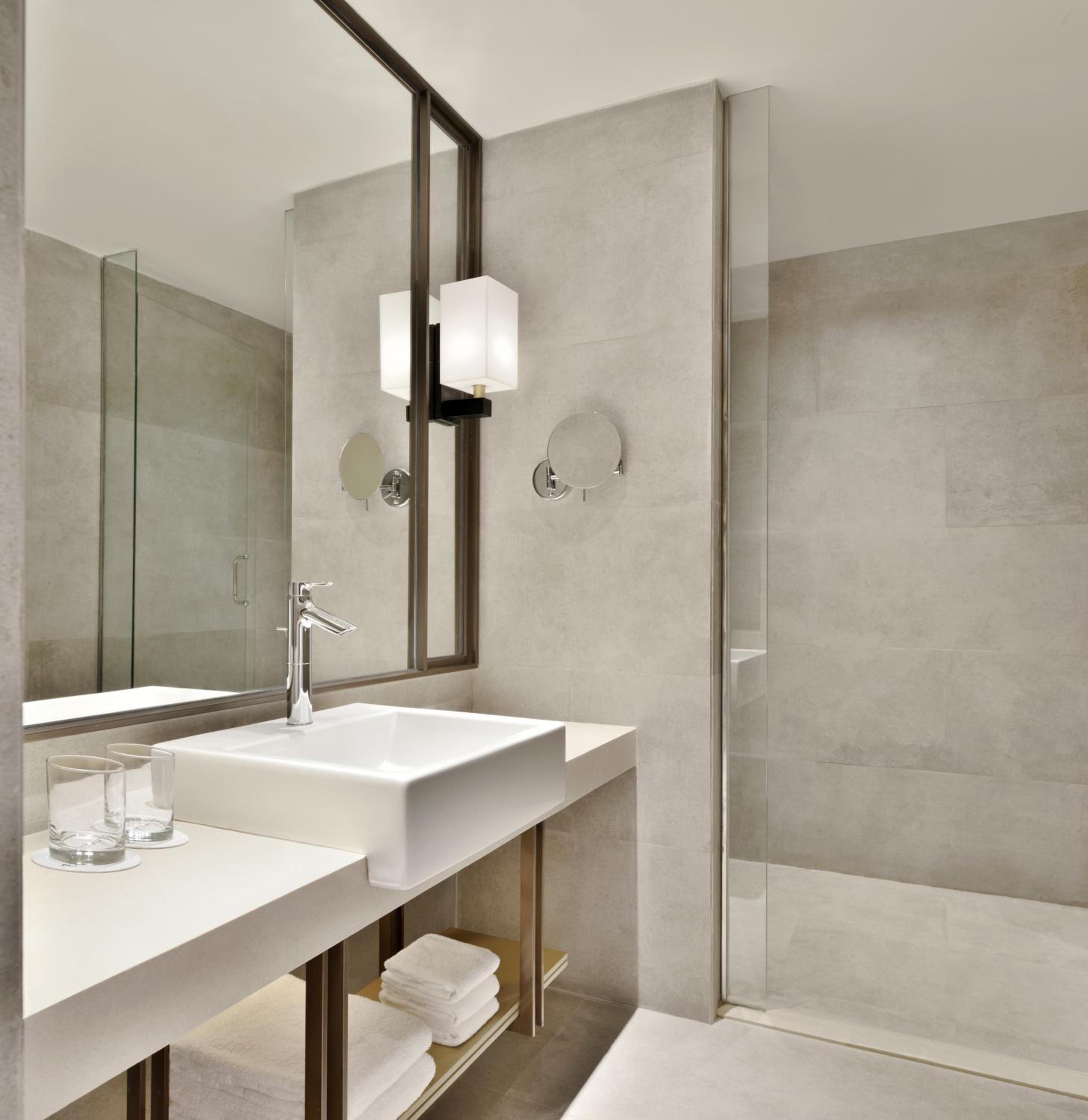 Deluxe Suite, 1 King photo 2