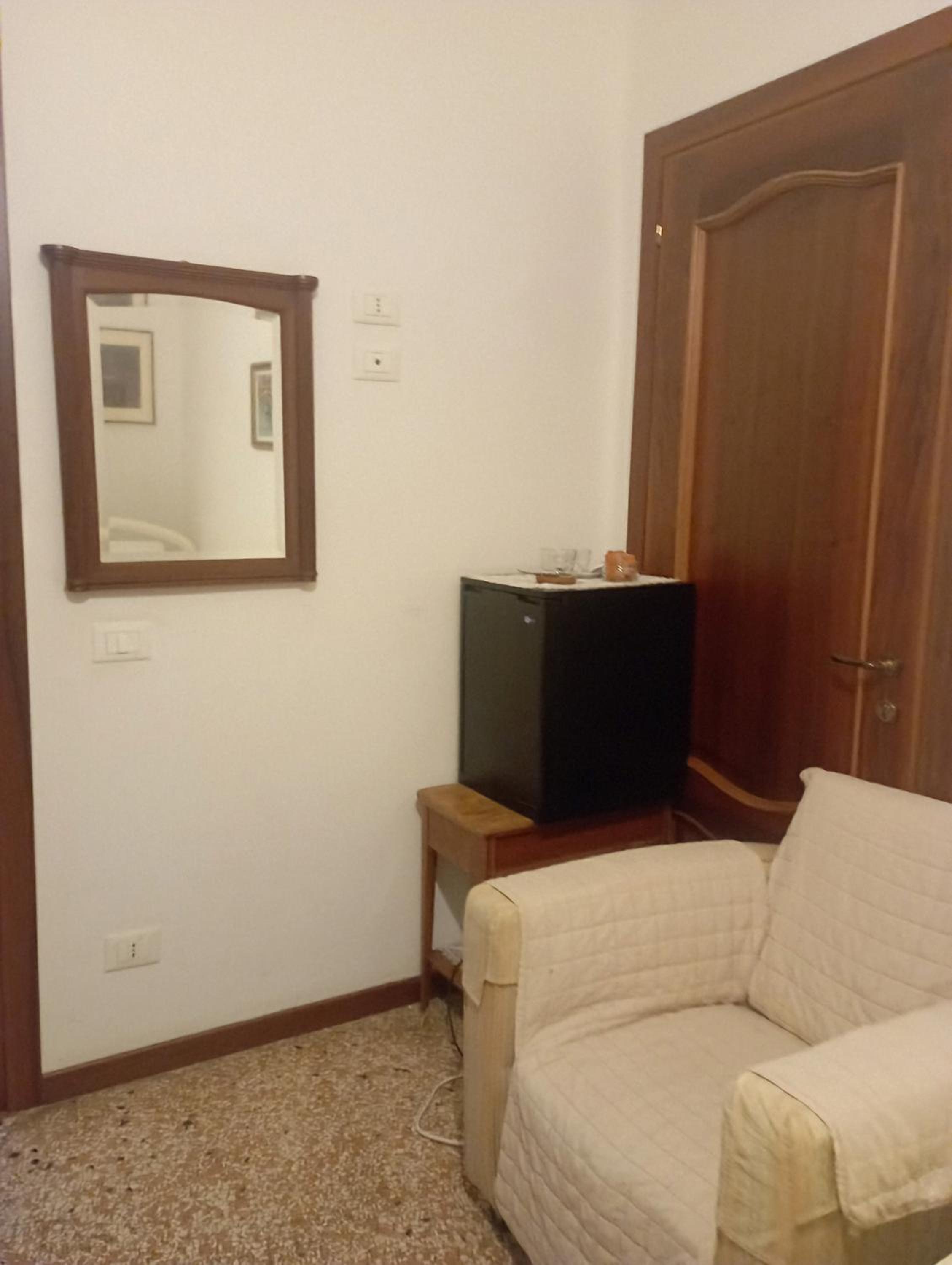 Single Room with Shared Bathroom photo 3