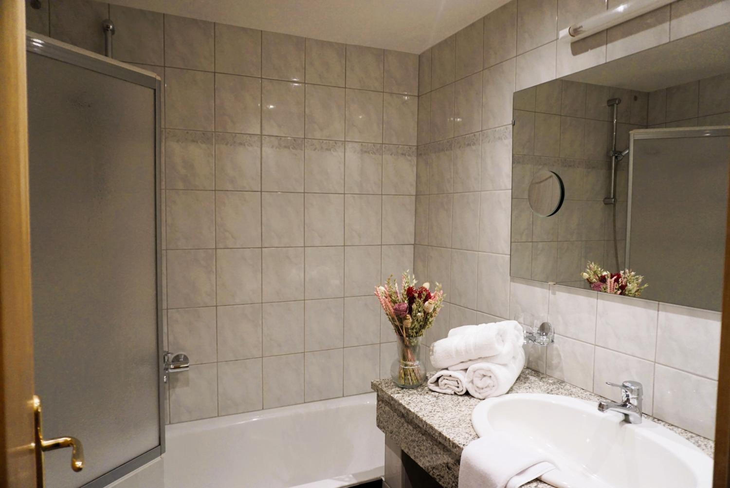 Deluxe Double Room with Extra Bed photo 3