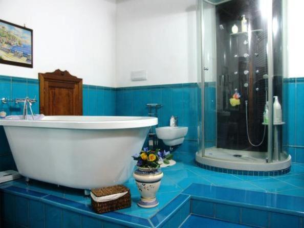 Quadruple Room with Private Bathroom - Photo 5