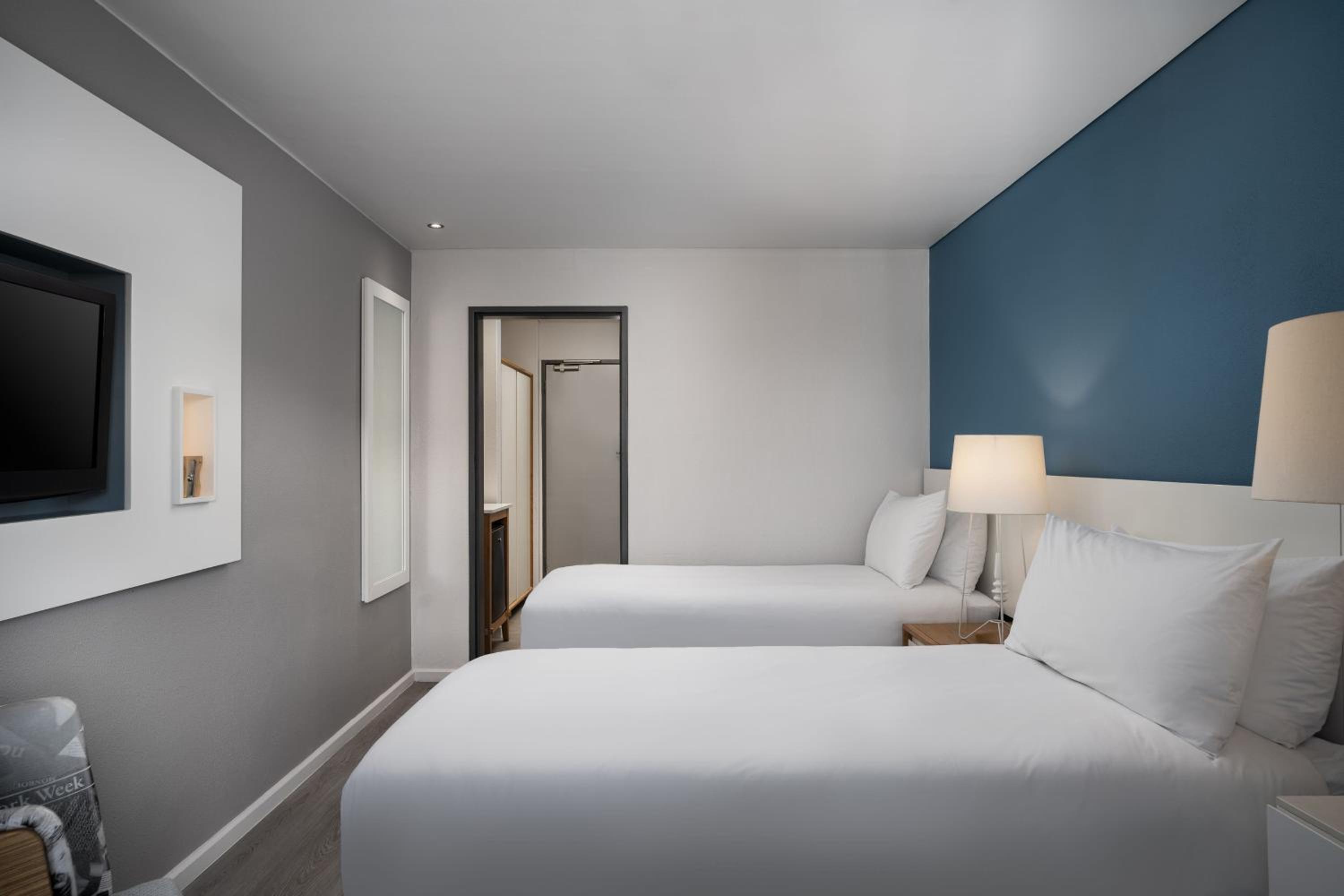 Guest Twin Room with Balcony - Photo 8