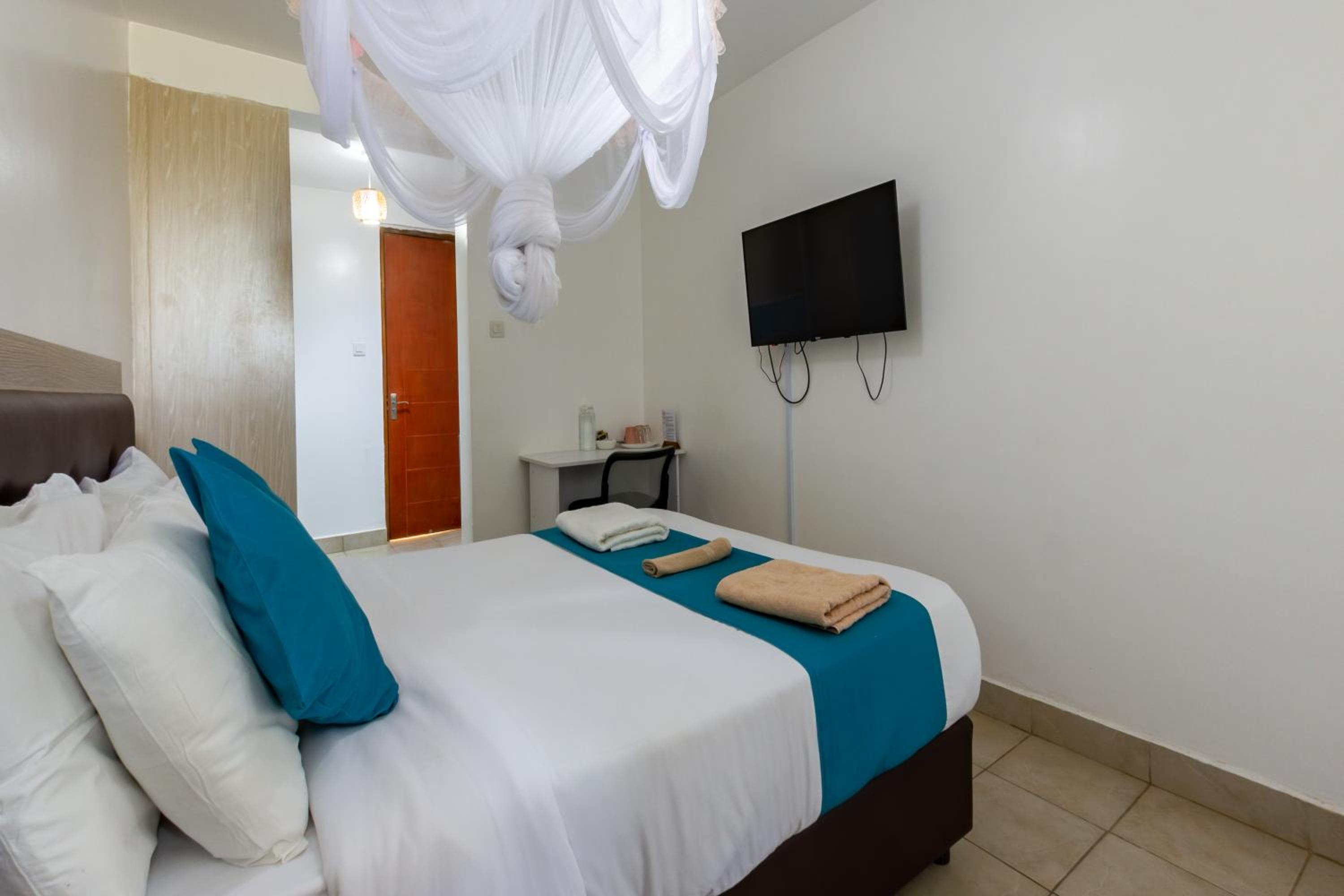Four-Bedroom Apartment with Balcony  photo 2