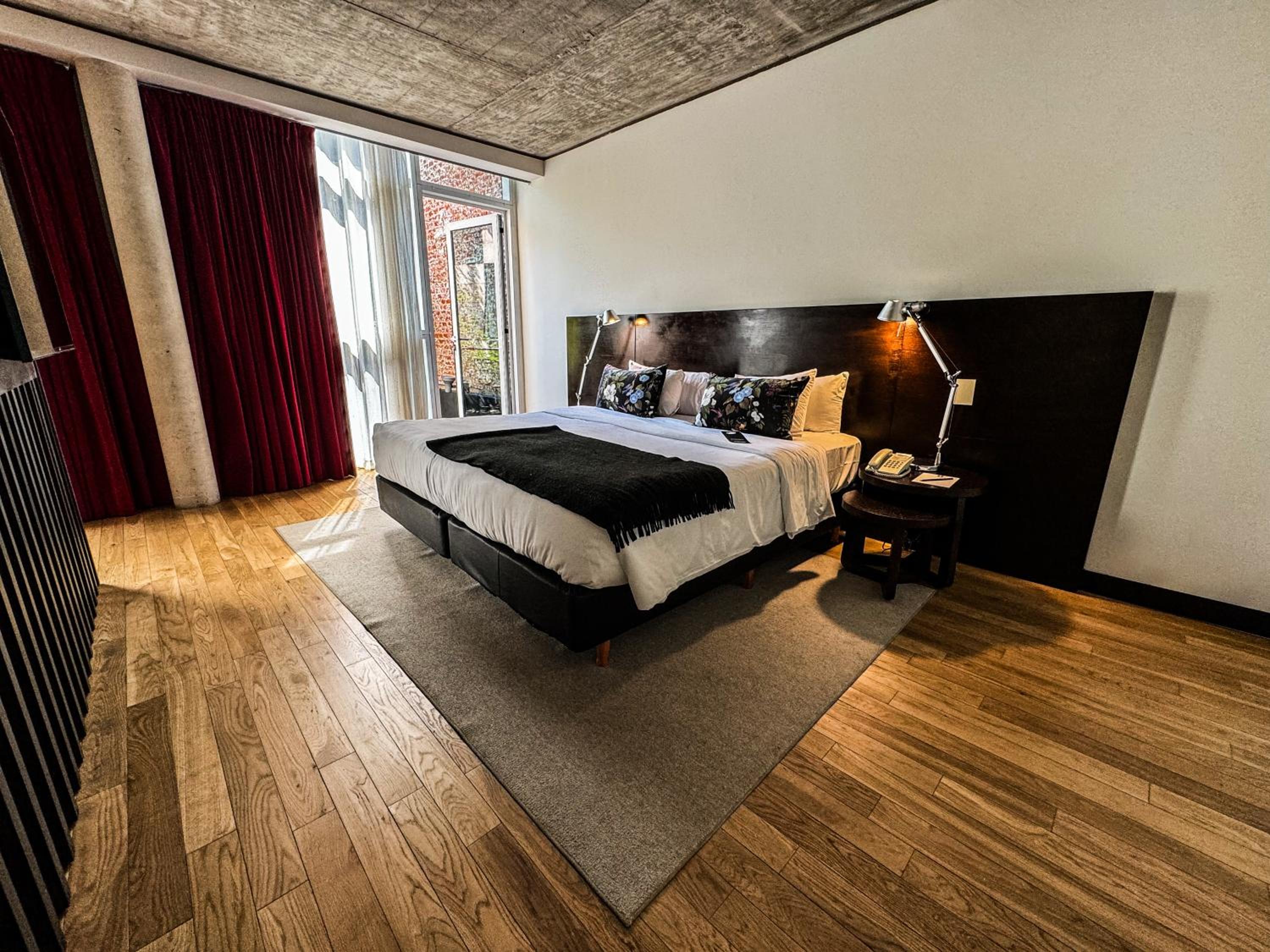 Corner Queen Room